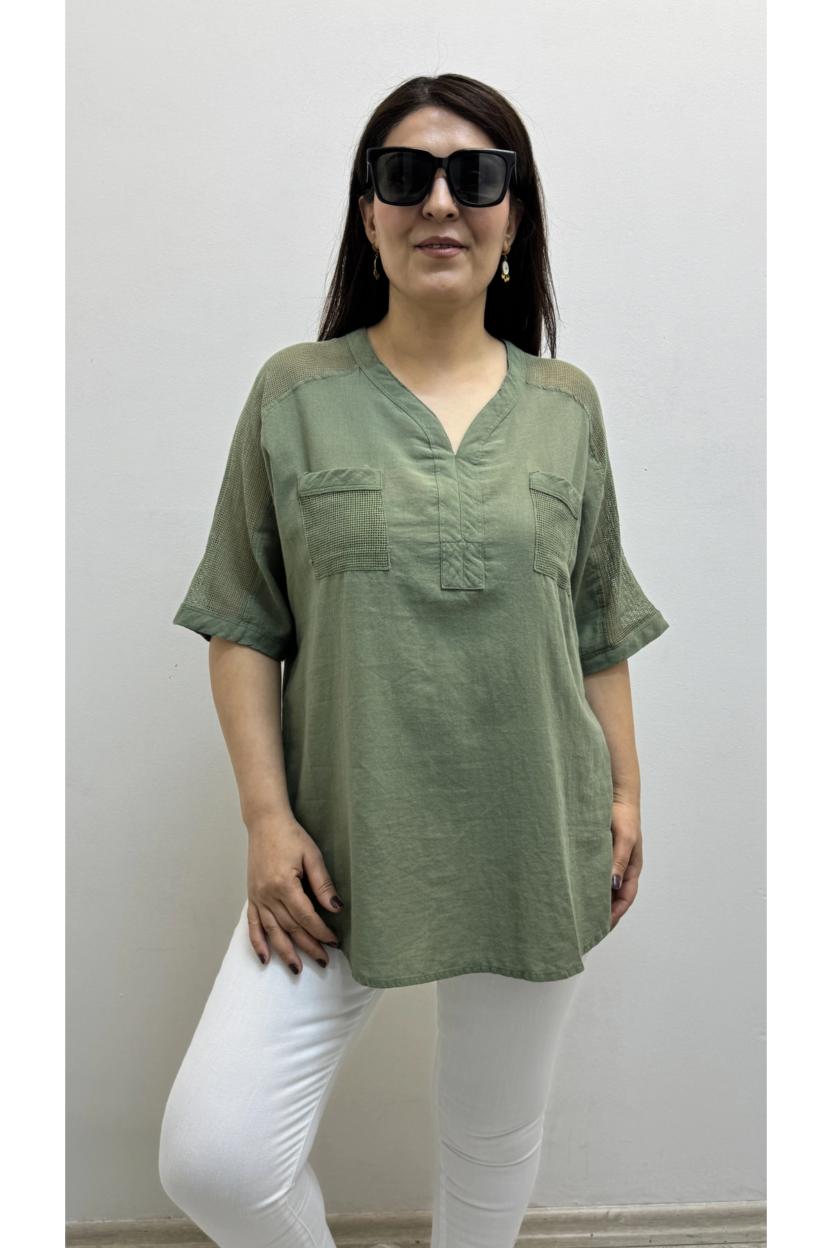 Omuz File Detaylı V Yaka Haki Yeşil Pamuklu Bluz