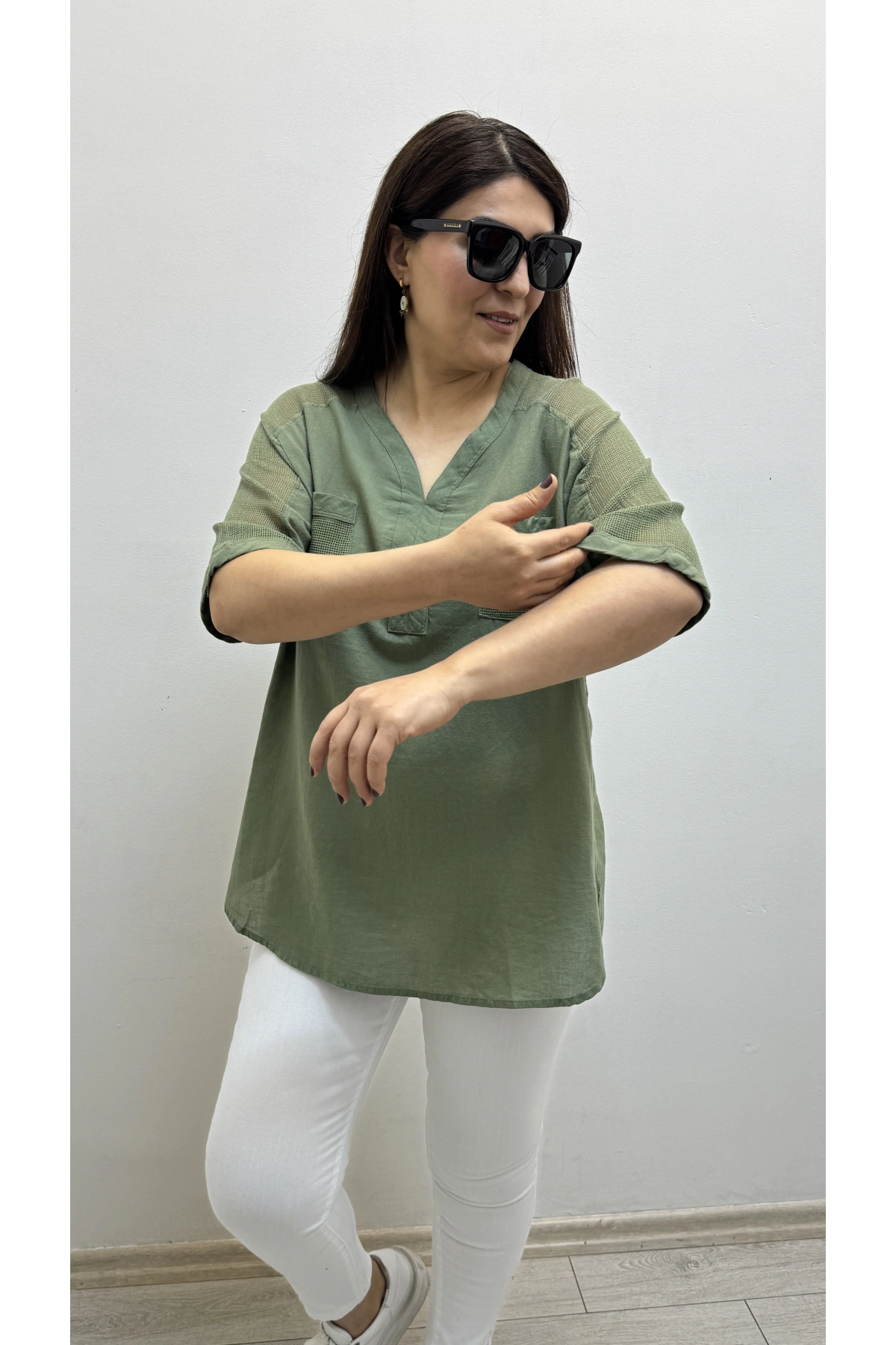 Omuz File Detaylı V Yaka Haki Yeşil Pamuklu Bluz