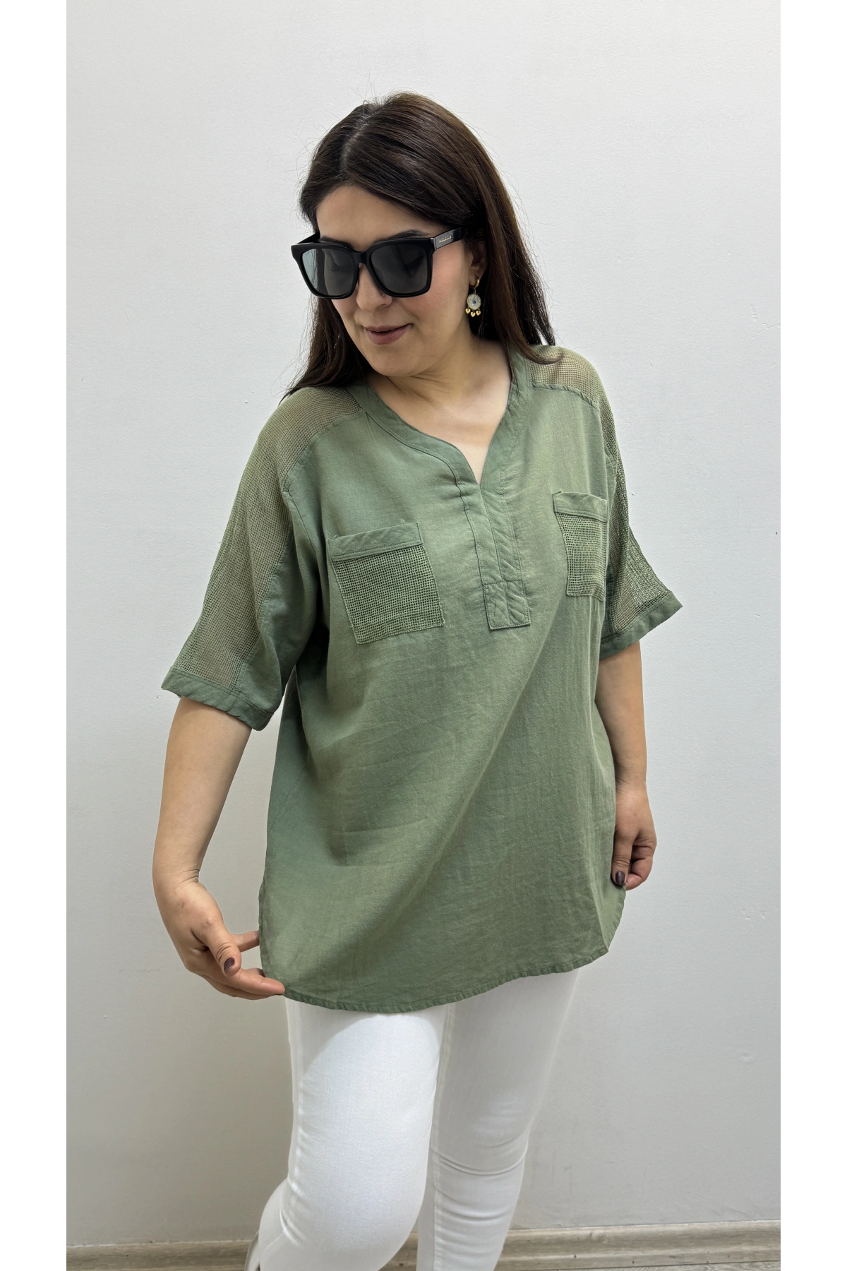 Omuz File Detaylı V Yaka Haki Yeşil Pamuklu Bluz