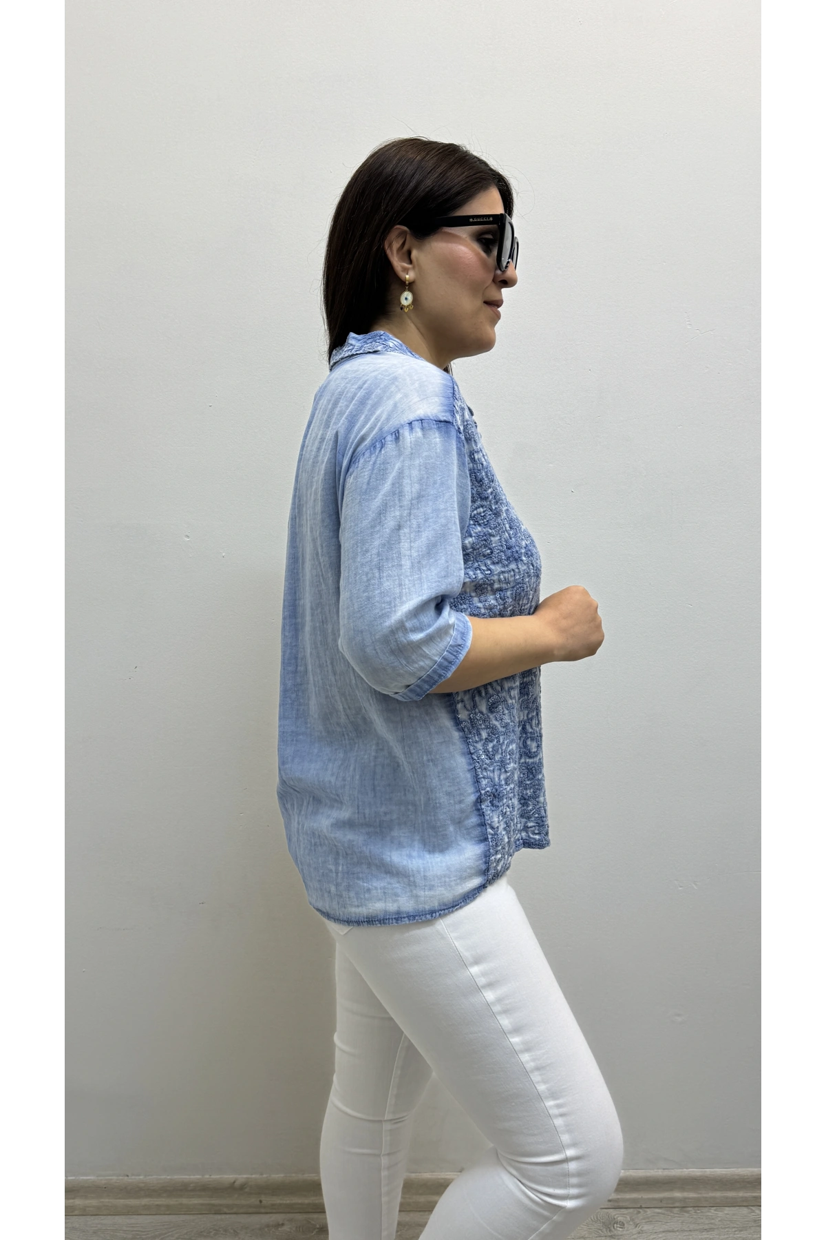 Pul Payet Ve Nakış İşlemeli Yakalı Gömlek