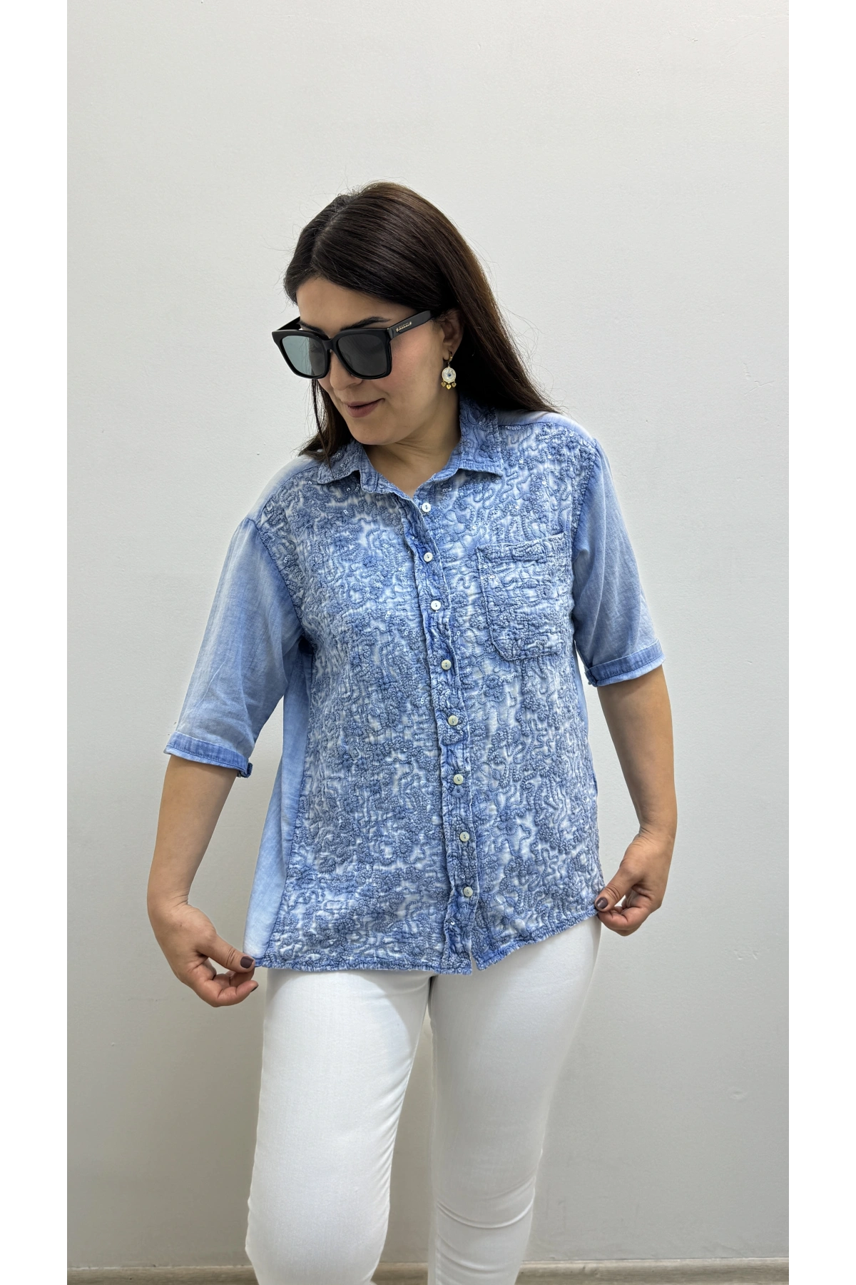 Pul Payet Ve Nakış İşlemeli Yakalı Gömlek