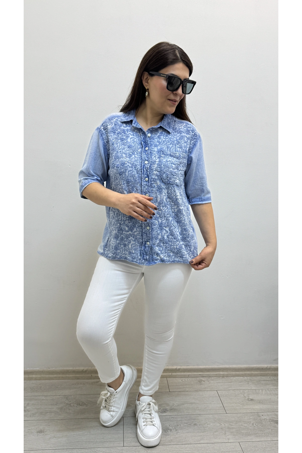 Pul Payet Ve Nakış İşlemeli Yakalı Gömlek