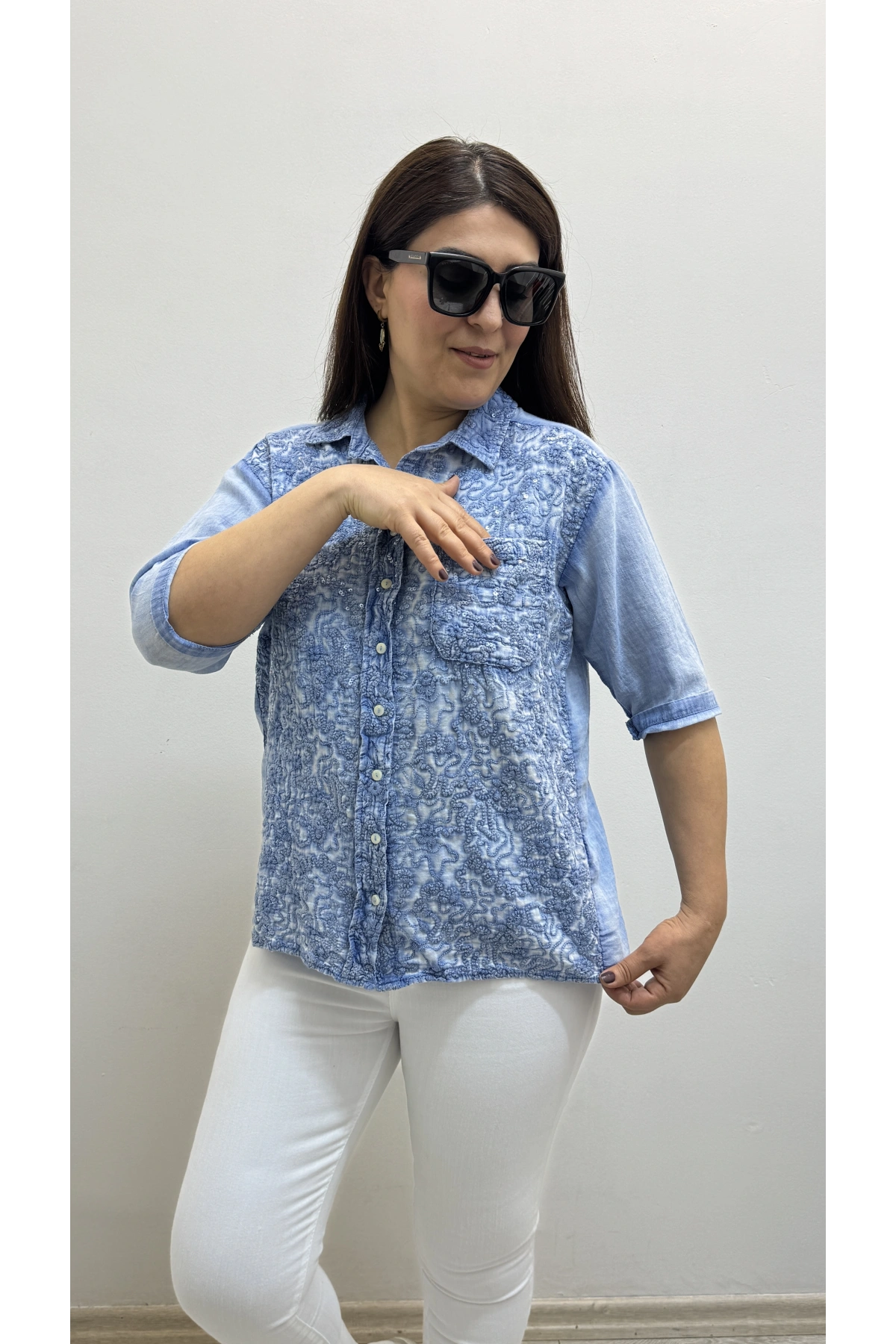 Pul Payet Ve Nakış İşlemeli Yakalı Gömlek