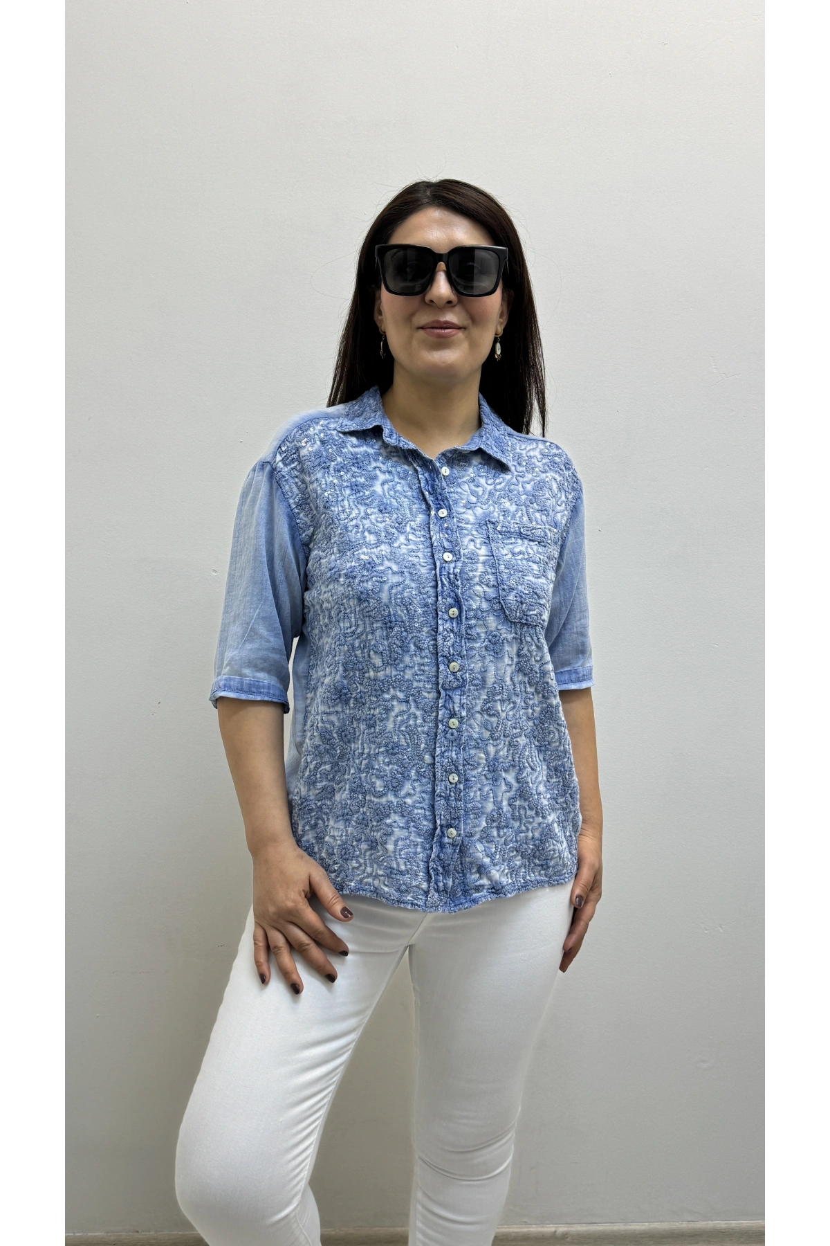 Pul Payet Ve Nakış İşlemeli Yakalı Gömlek