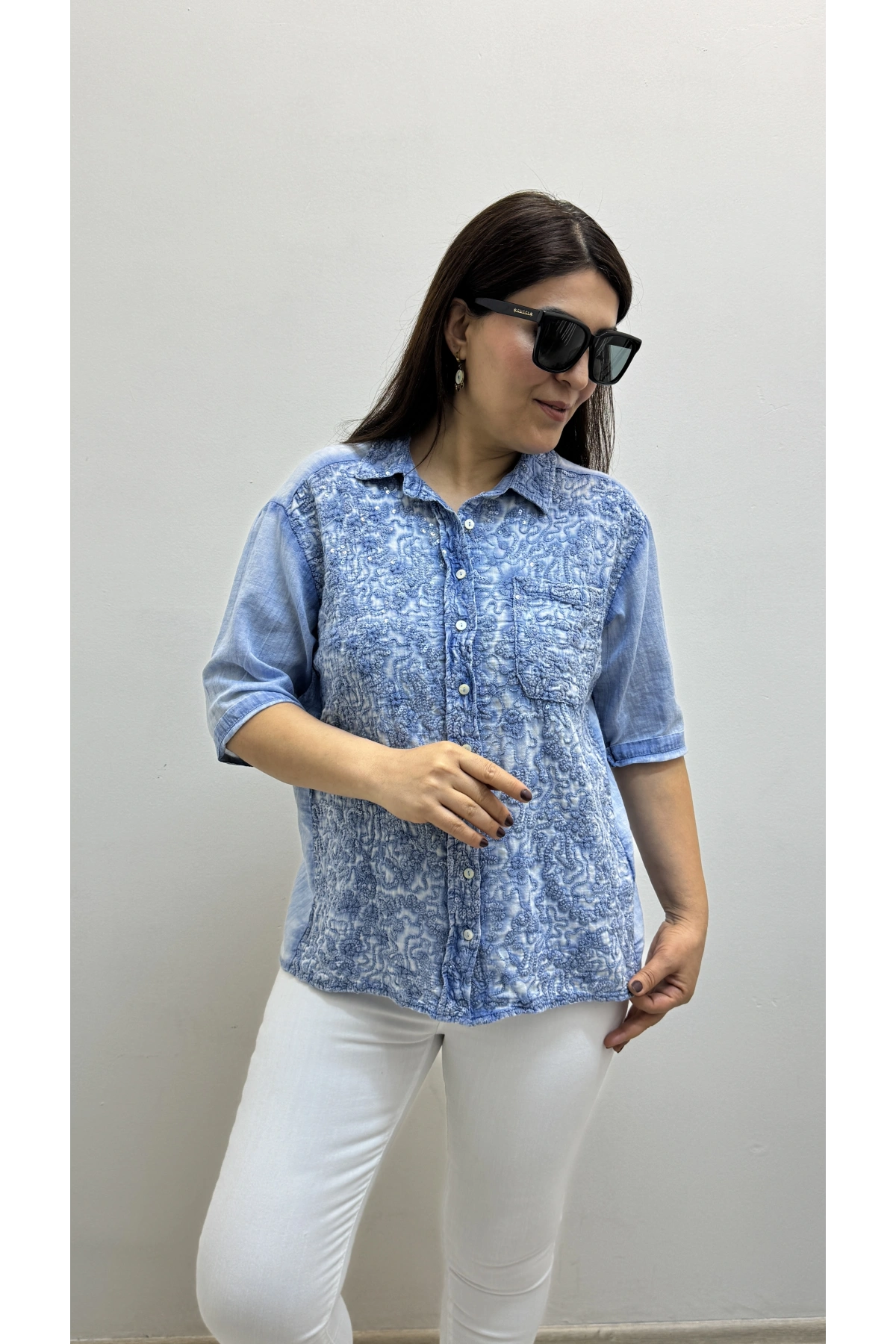 Pul Payet Ve Nakış İşlemeli Yakalı Gömlek