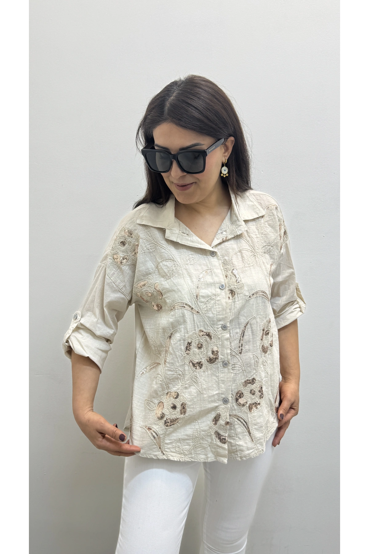 Çiçek Desenli Pul Payet İşlemeli Bej Rengi İthal Gömlek