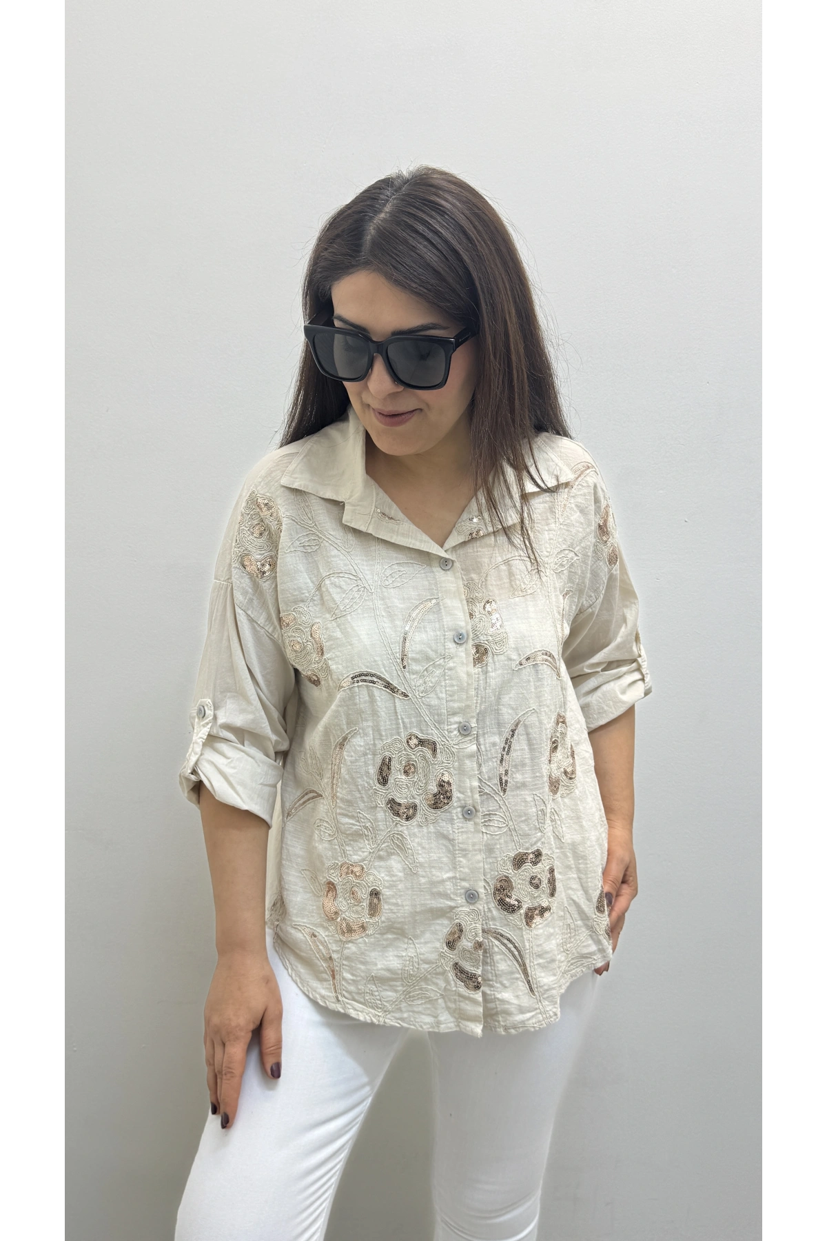 Çiçek Desenli Pul Payet İşlemeli Bej Rengi İthal Gömlek