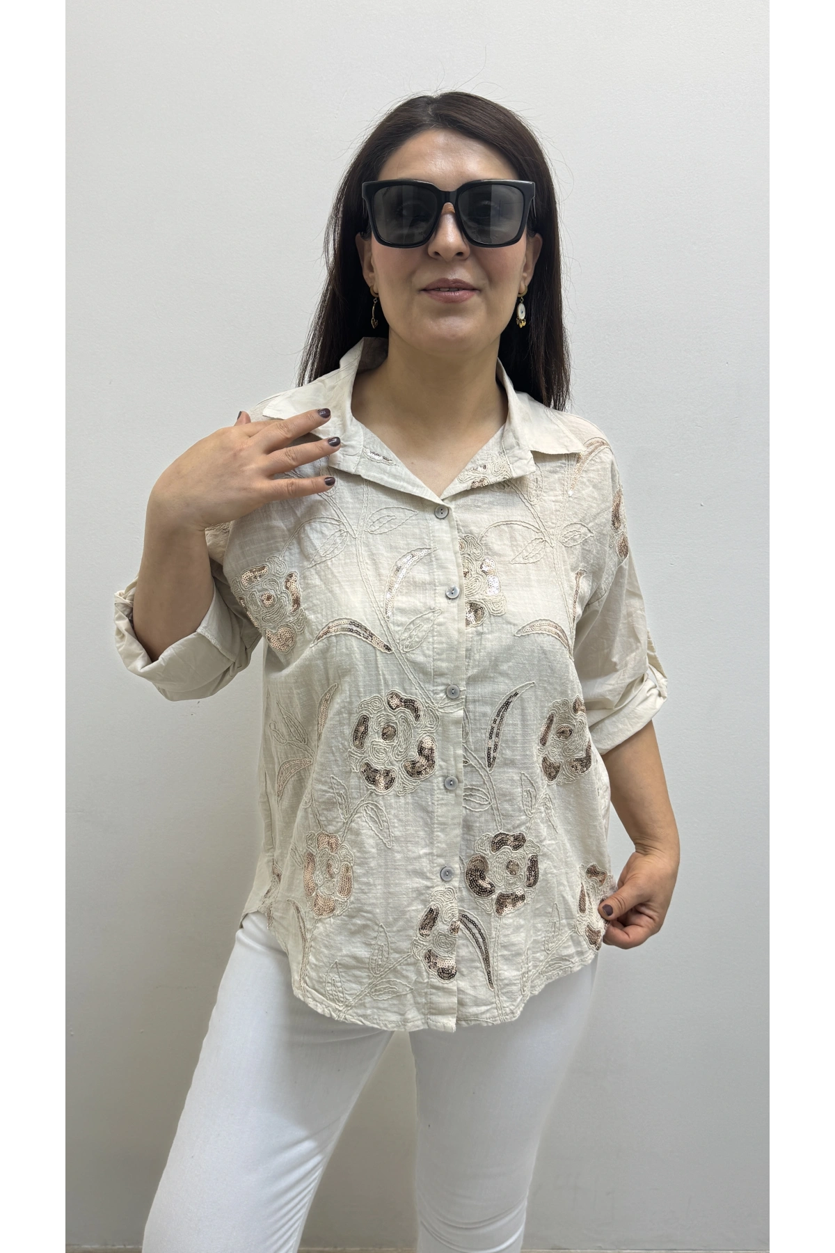 Çiçek Desenli Pul Payet İşlemeli Bej Rengi İthal Gömlek