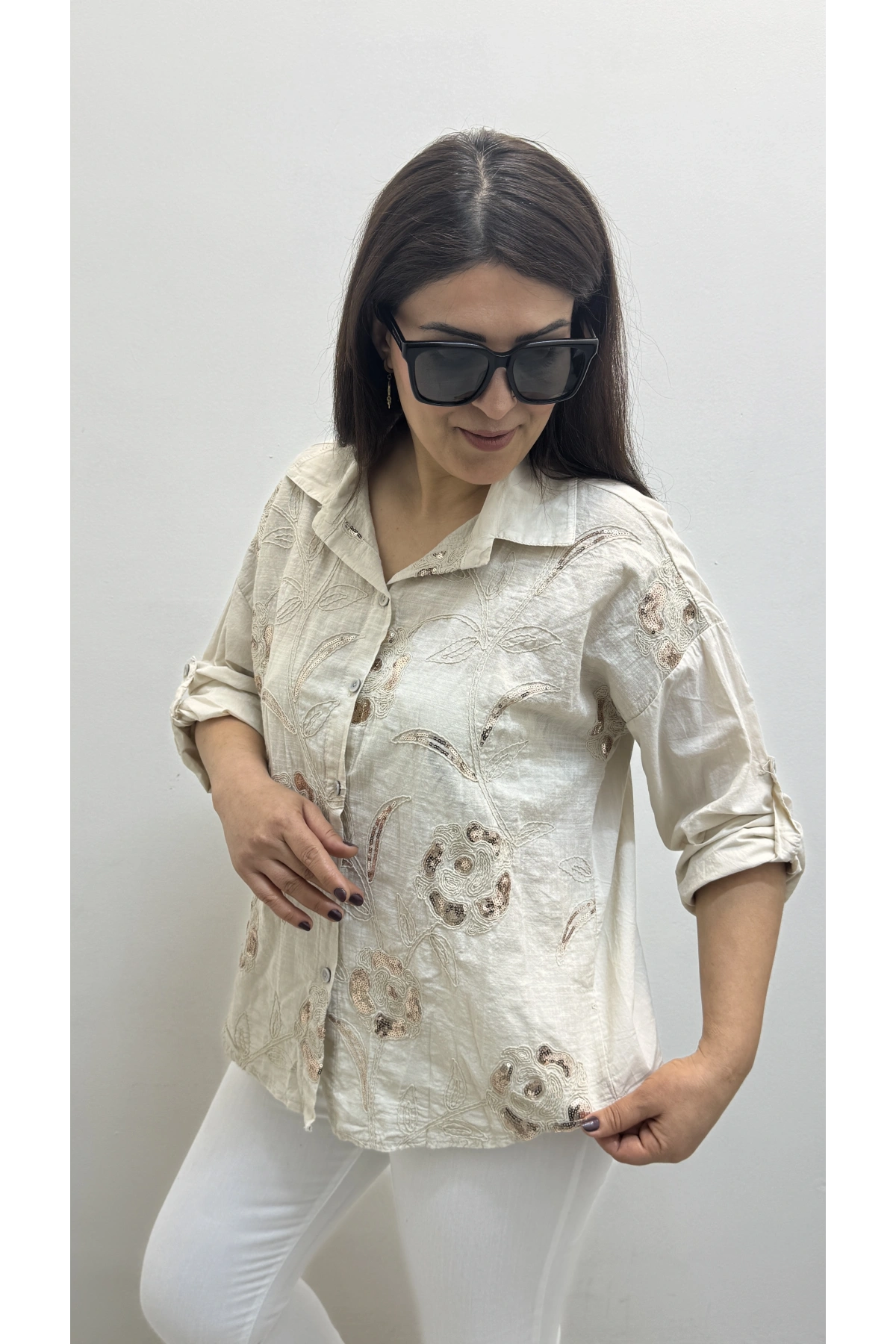 Çiçek Desenli Pul Payet İşlemeli Bej Rengi İthal Gömlek