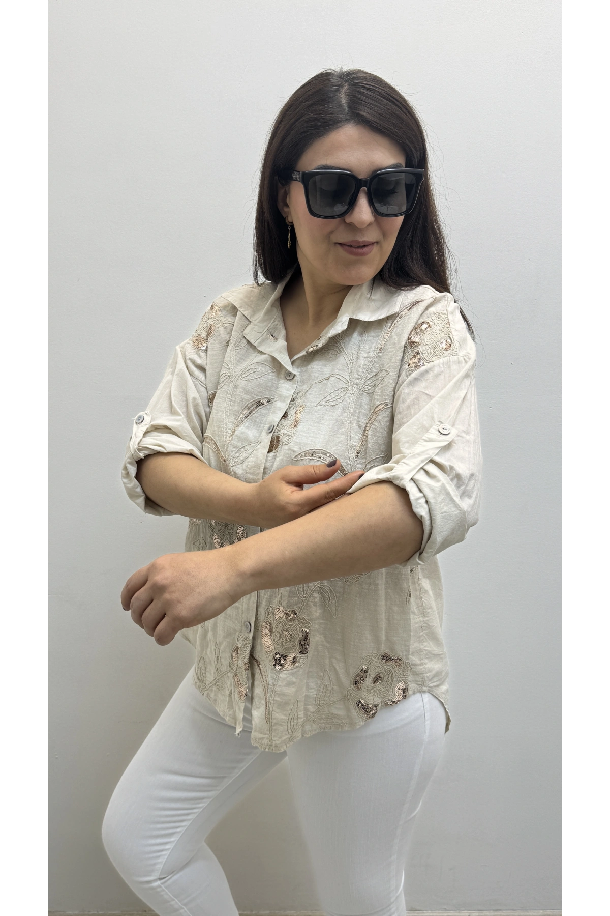 Çiçek Desenli Pul Payet İşlemeli Bej Rengi İthal Gömlek