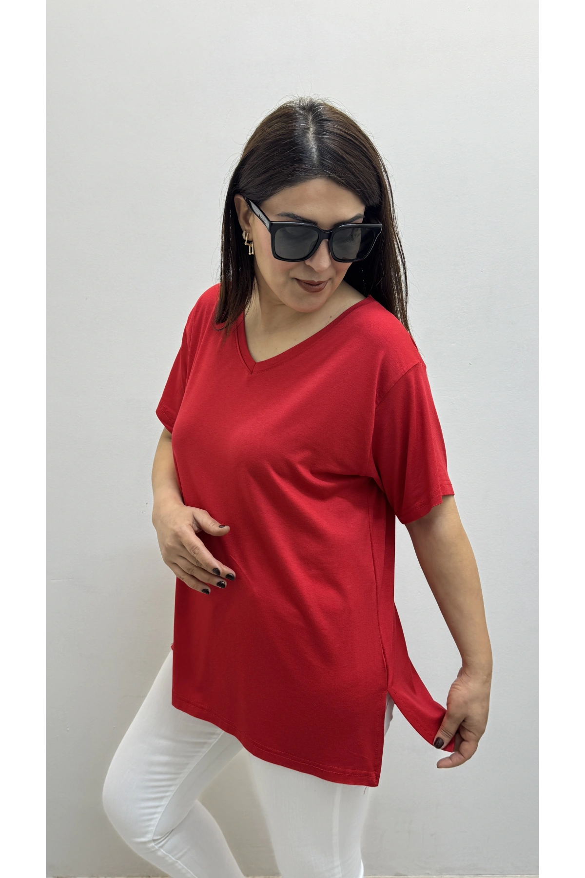 İki Yandan Yırtmaçlı V Yaka Kırmızı Basic Tişört