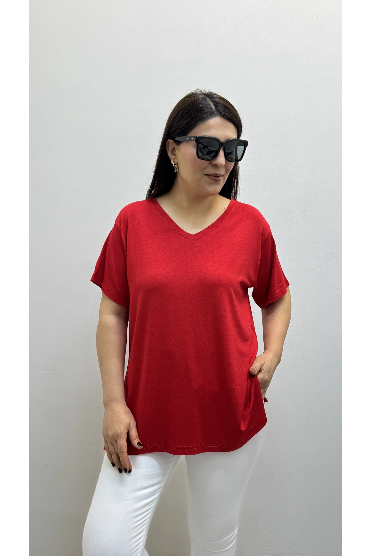 İki Yandan Yırtmaçlı V Yaka Kırmızı Basic Tişört
