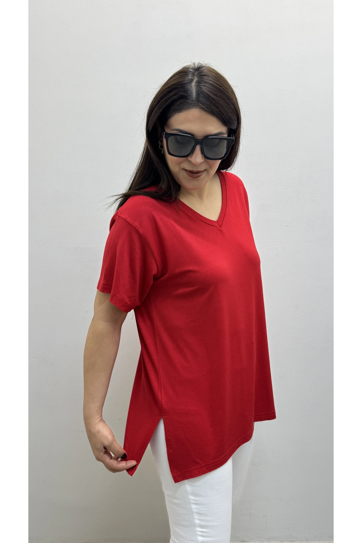 İki Yandan Yırtmaçlı V Yaka Kırmızı Basic Tişört