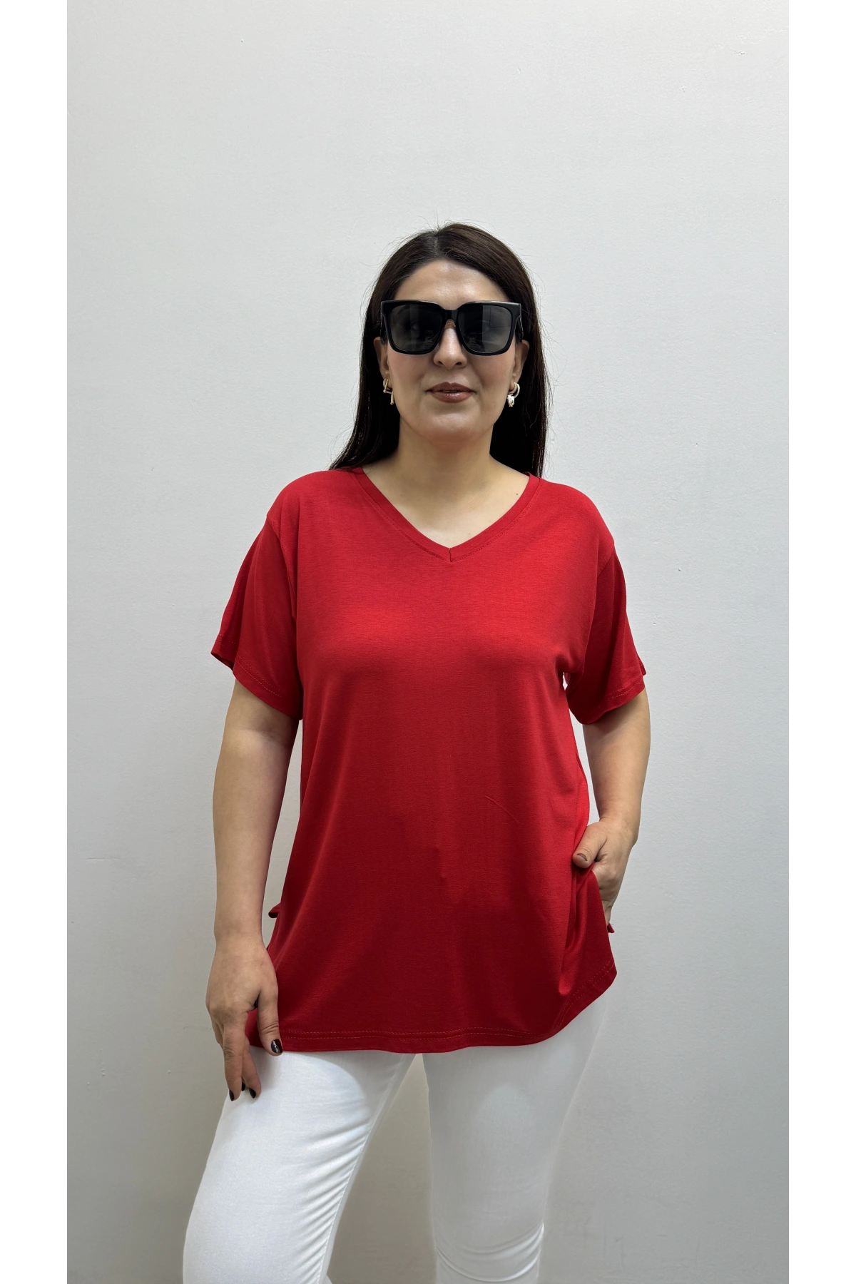 İki Yandan Yırtmaçlı V Yaka Kırmızı Basic Tişört