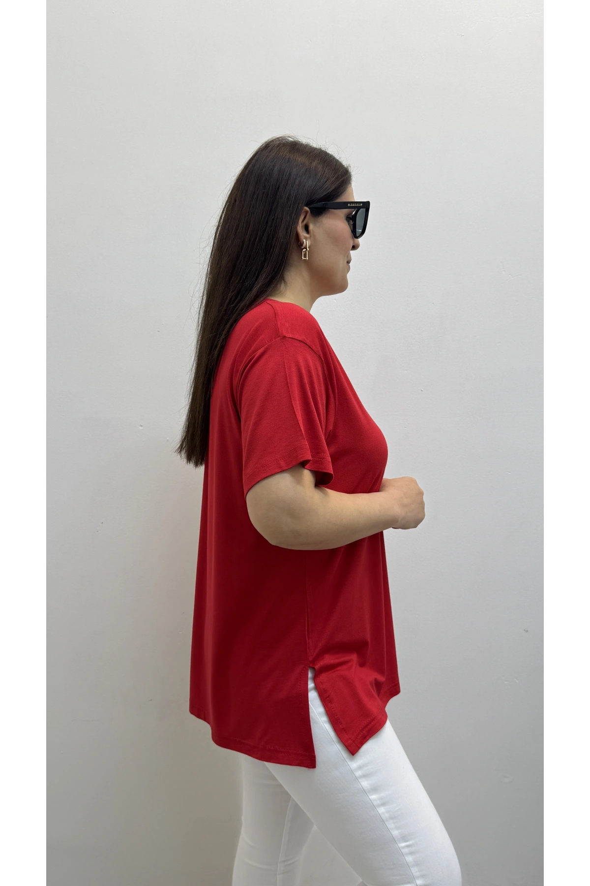 İki Yandan Yırtmaçlı V Yaka Kırmızı Basic Tişört