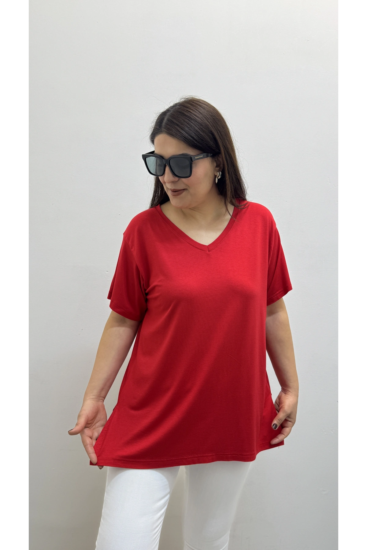 İki Yandan Yırtmaçlı V Yaka Kırmızı Basic Tişört