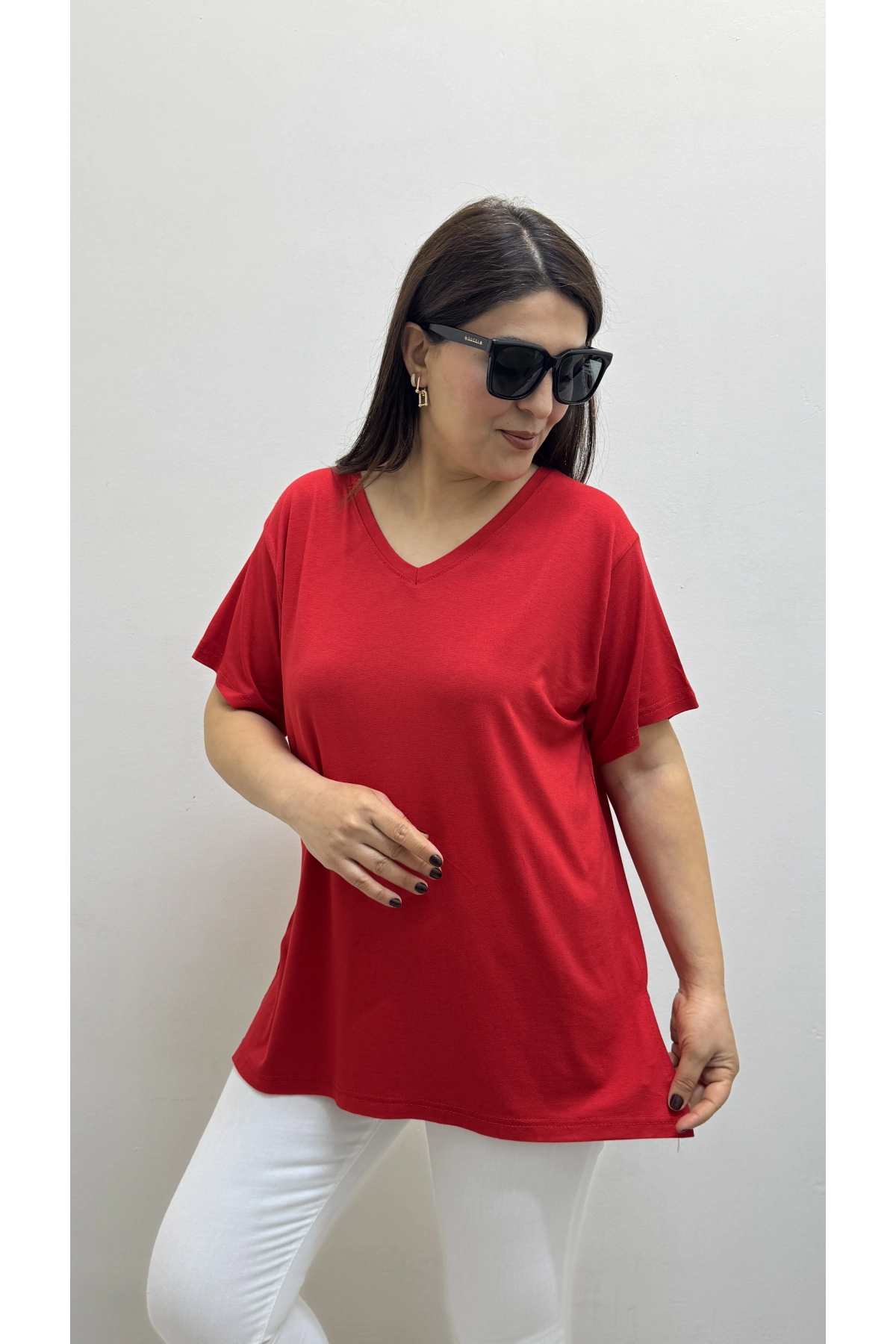 İki Yandan Yırtmaçlı V Yaka Kırmızı Basic Tişört