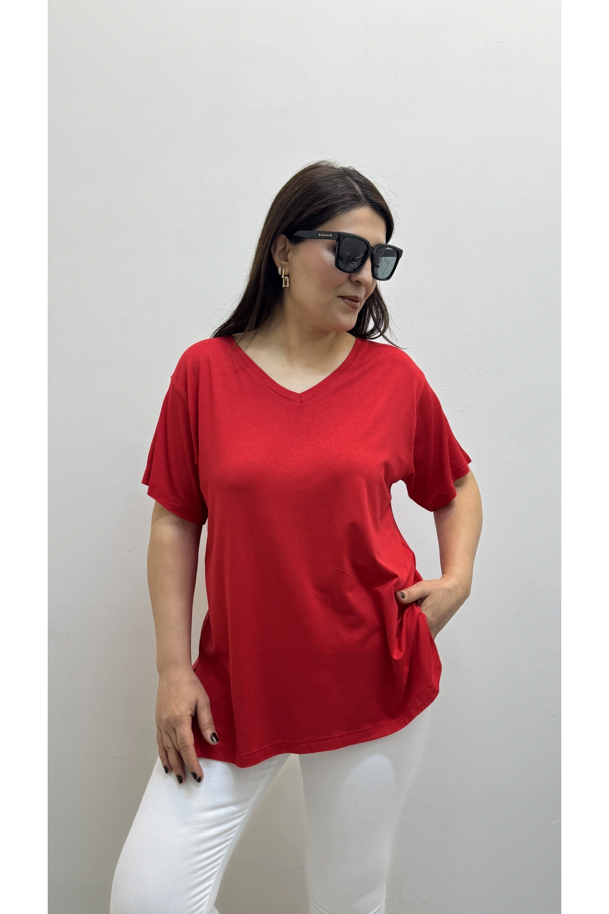 İki Yandan Yırtmaçlı V Yaka Kırmızı Basic Tişört