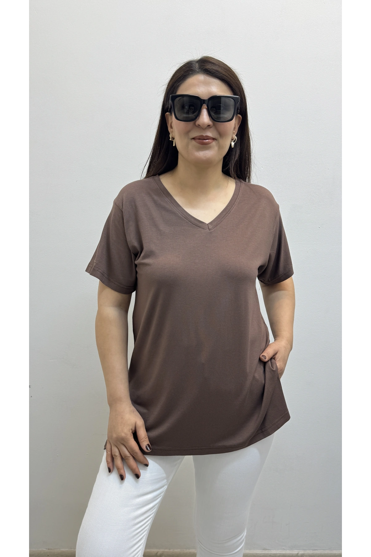 İki Yandan Yırtmaçlı V Yaka Kahverengi Basic Tişört