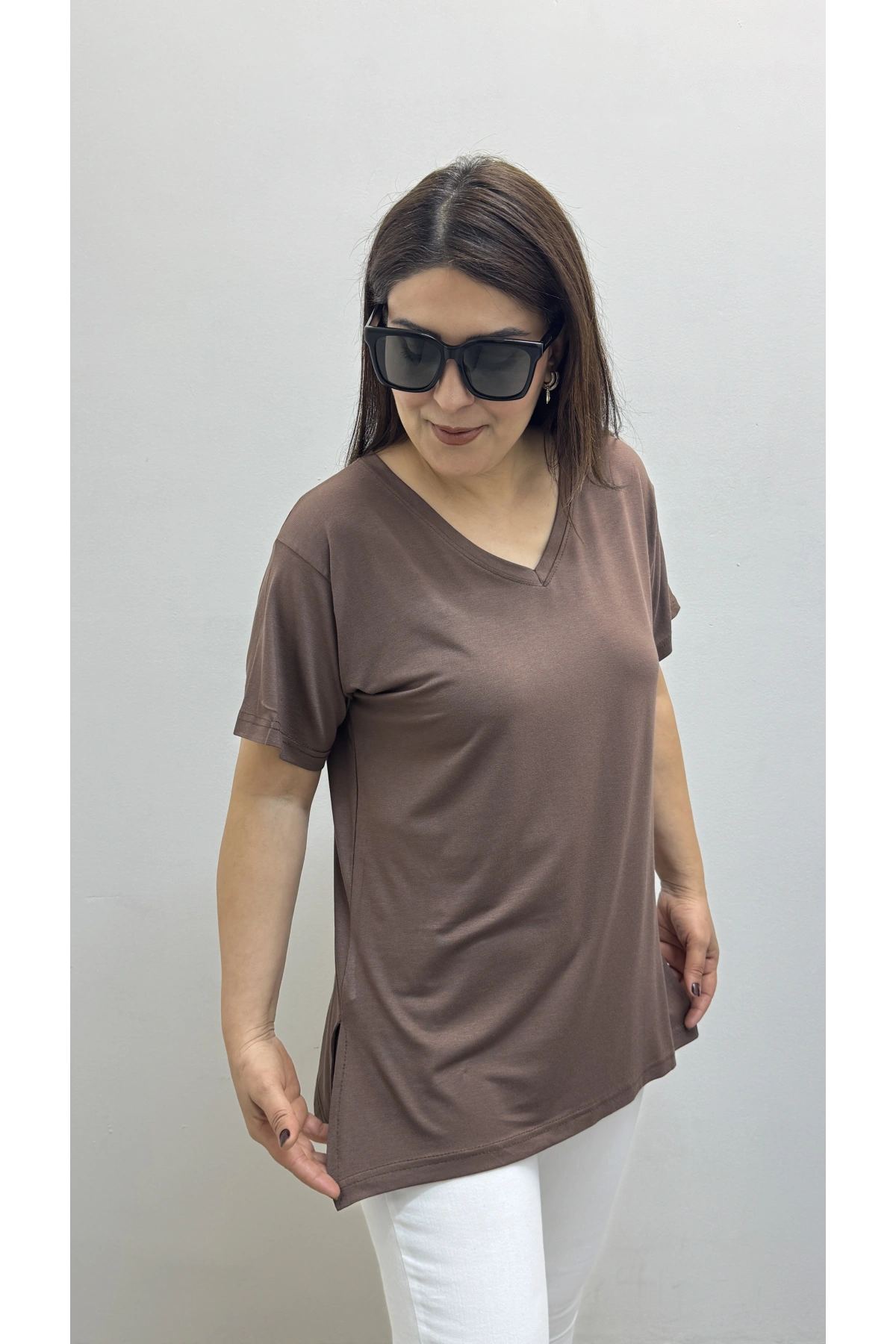 İki Yandan Yırtmaçlı V Yaka Kahverengi Basic Tişört