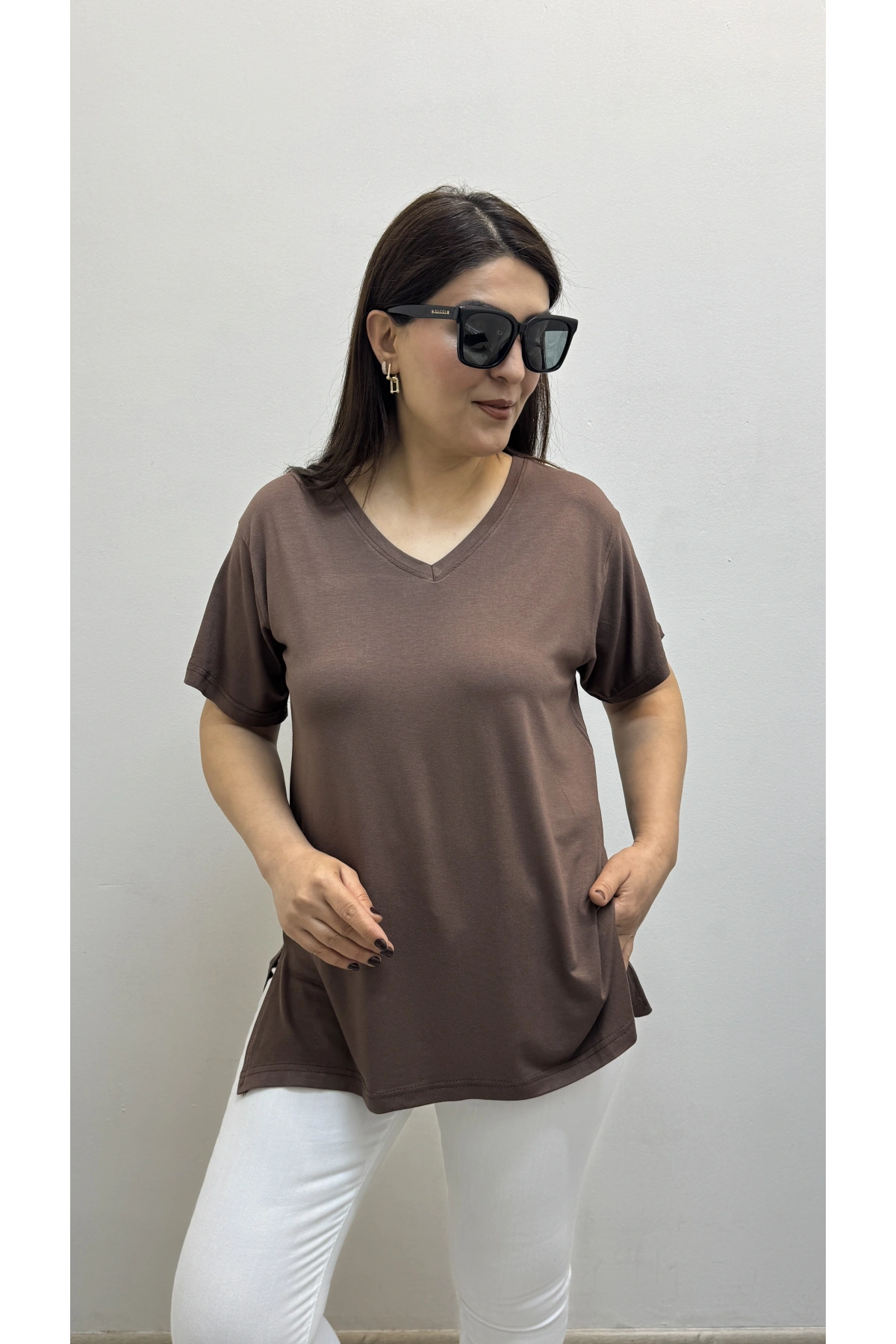 İki Yandan Yırtmaçlı V Yaka Kahverengi Basic Tişört