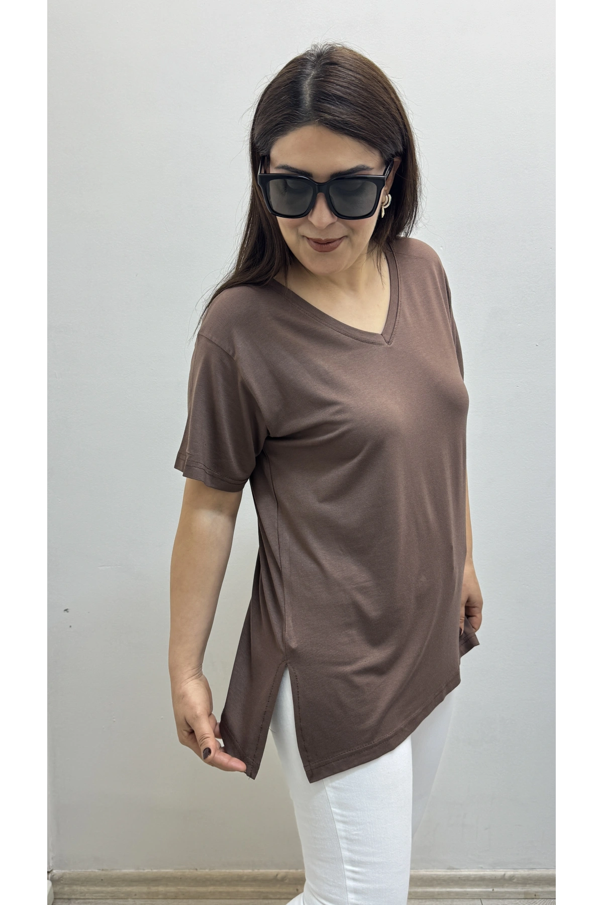 İki Yandan Yırtmaçlı V Yaka Kahverengi Basic Tişört