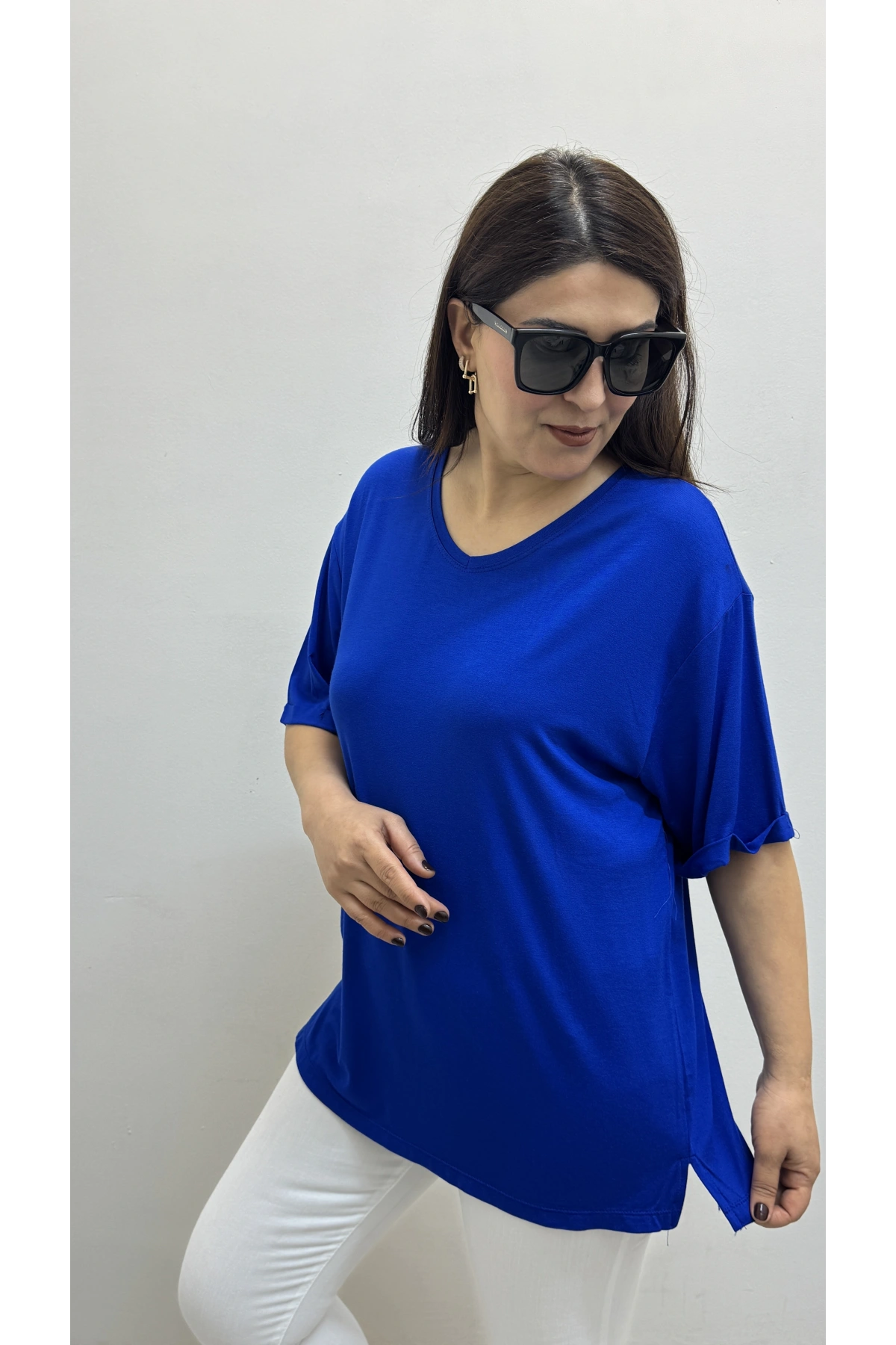 İki Yandan Yırtmaçlı V Yaka Saks Mavi Basic Tişört