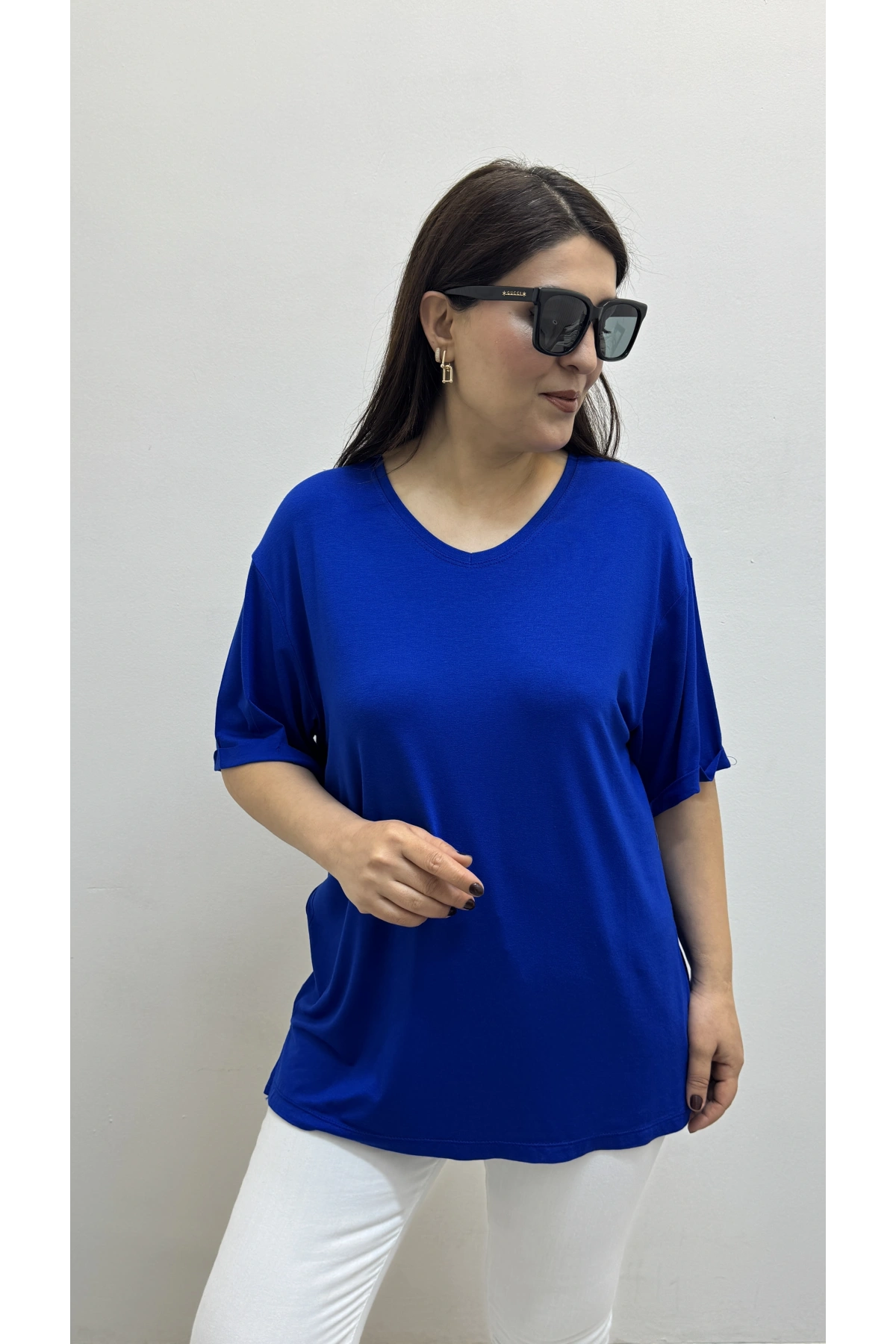 İki Yandan Yırtmaçlı V Yaka Saks Mavi Basic Tişört