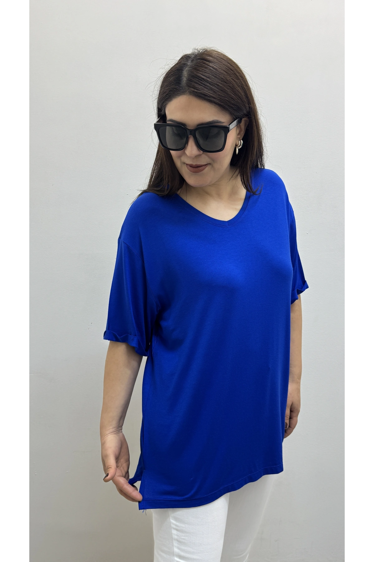 İki Yandan Yırtmaçlı V Yaka Saks Mavi Basic Tişört