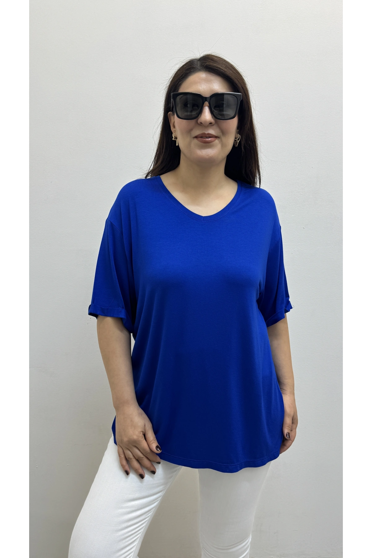 İki Yandan Yırtmaçlı V Yaka Saks Mavi Basic Tişört