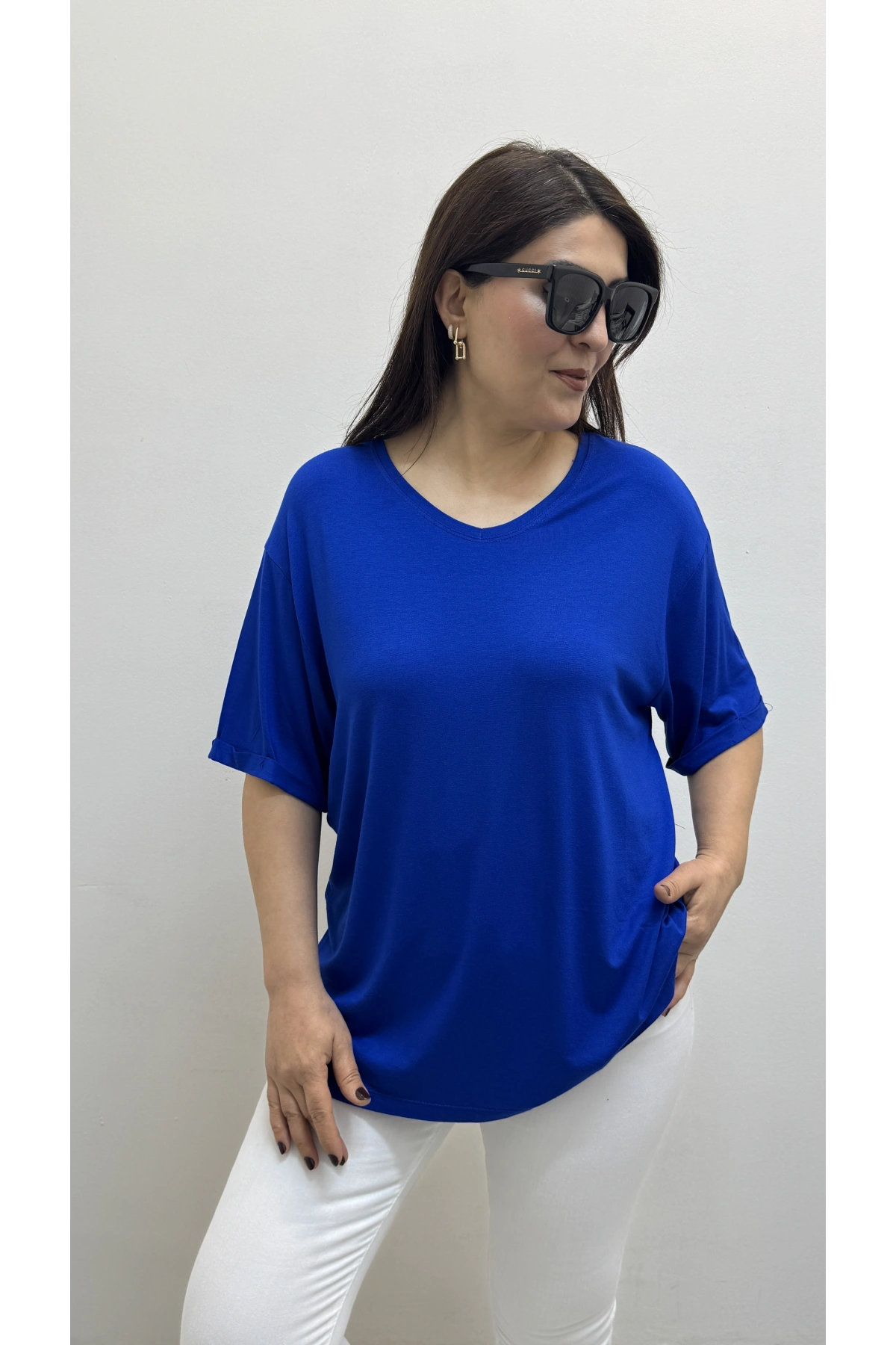 İki Yandan Yırtmaçlı V Yaka Saks Mavi Basic Tişört