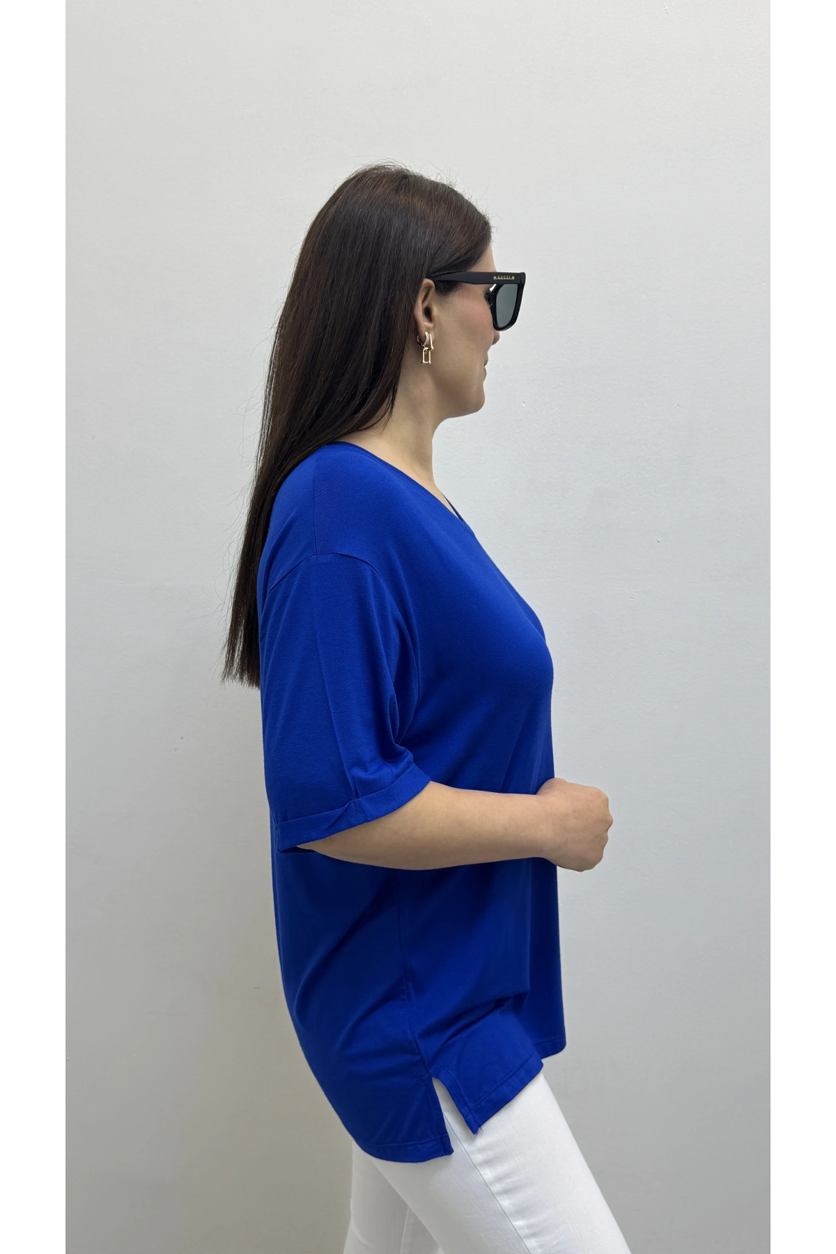 İki Yandan Yırtmaçlı V Yaka Saks Mavi Basic Tişört