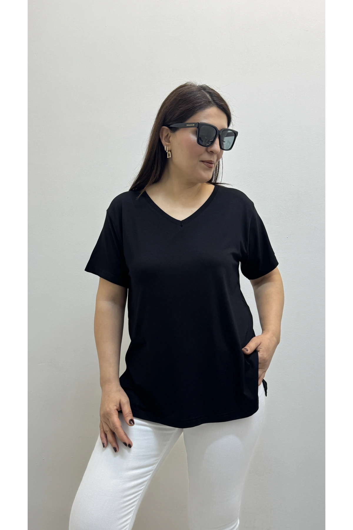 İki Yandan Yırtmaçlı V Yaka Siyah Basic Tişört