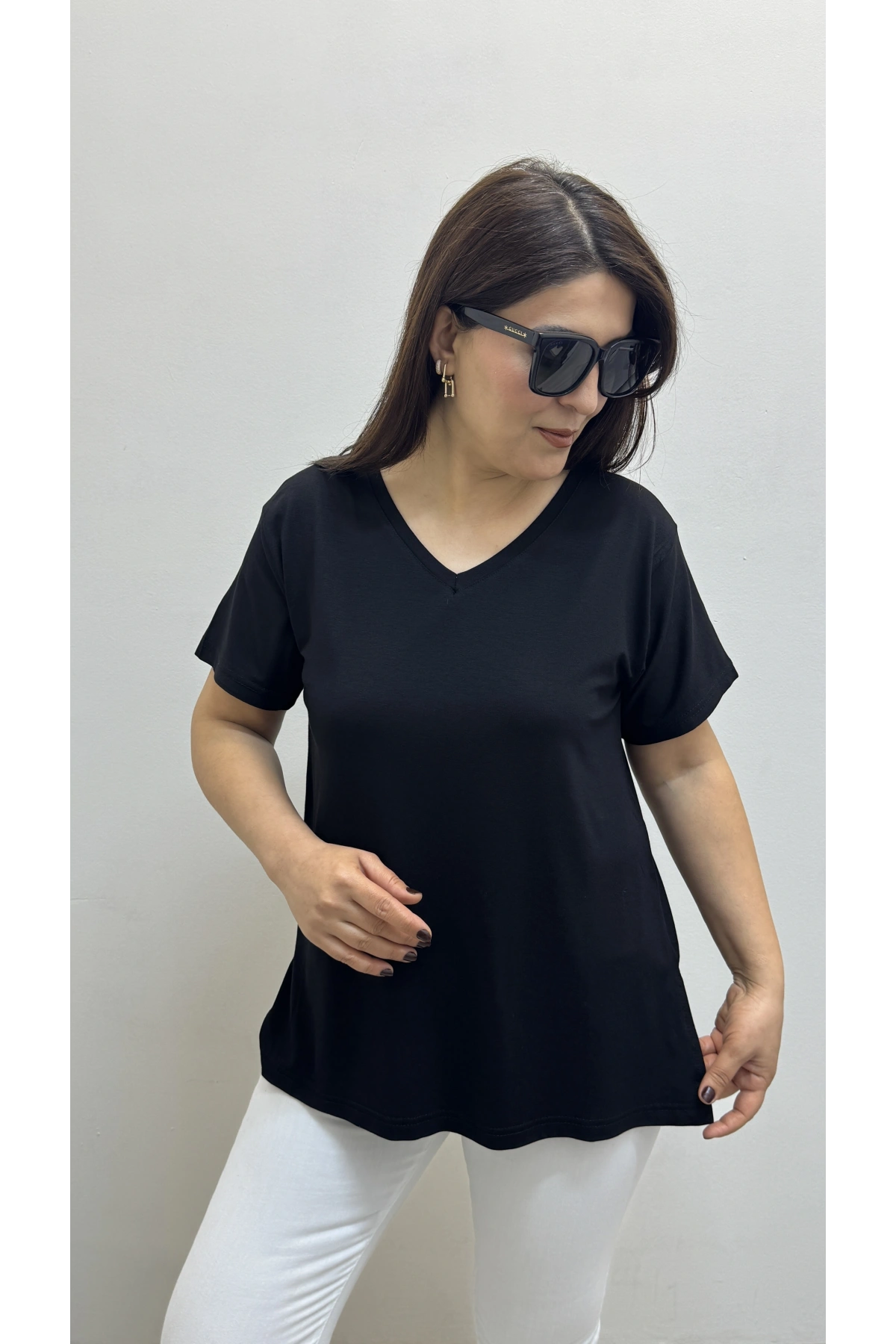 İki Yandan Yırtmaçlı V Yaka Siyah Basic Tişört