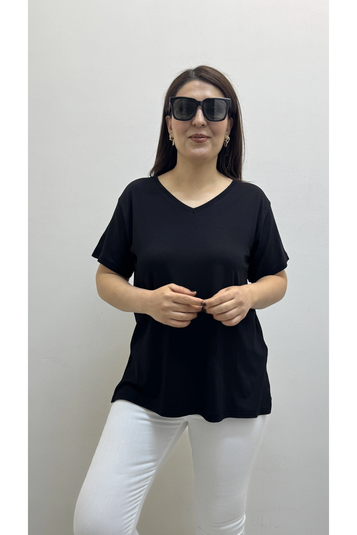 İki Yandan Yırtmaçlı V Yaka Siyah Basic Tişört