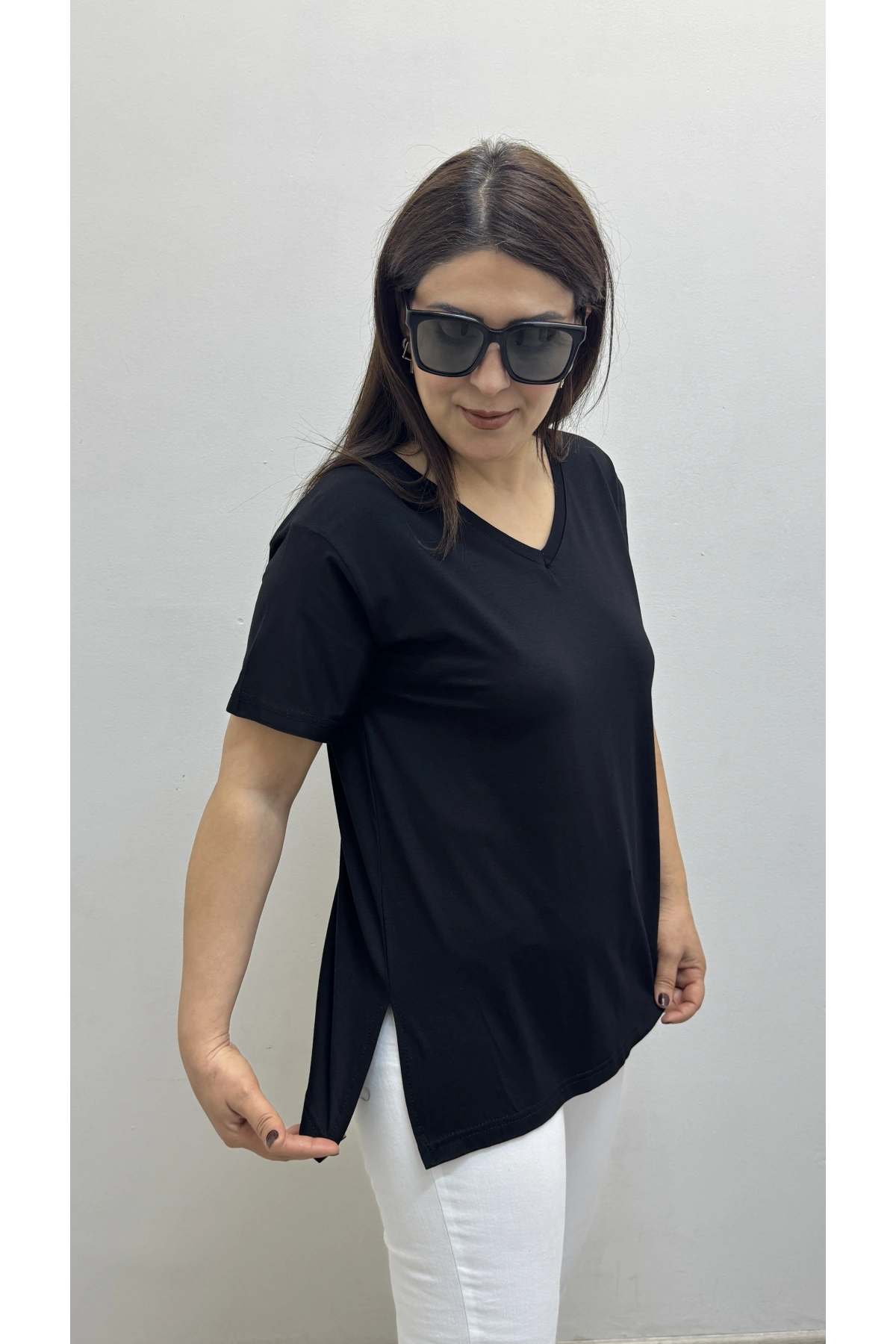 İki Yandan Yırtmaçlı V Yaka Siyah Basic Tişört