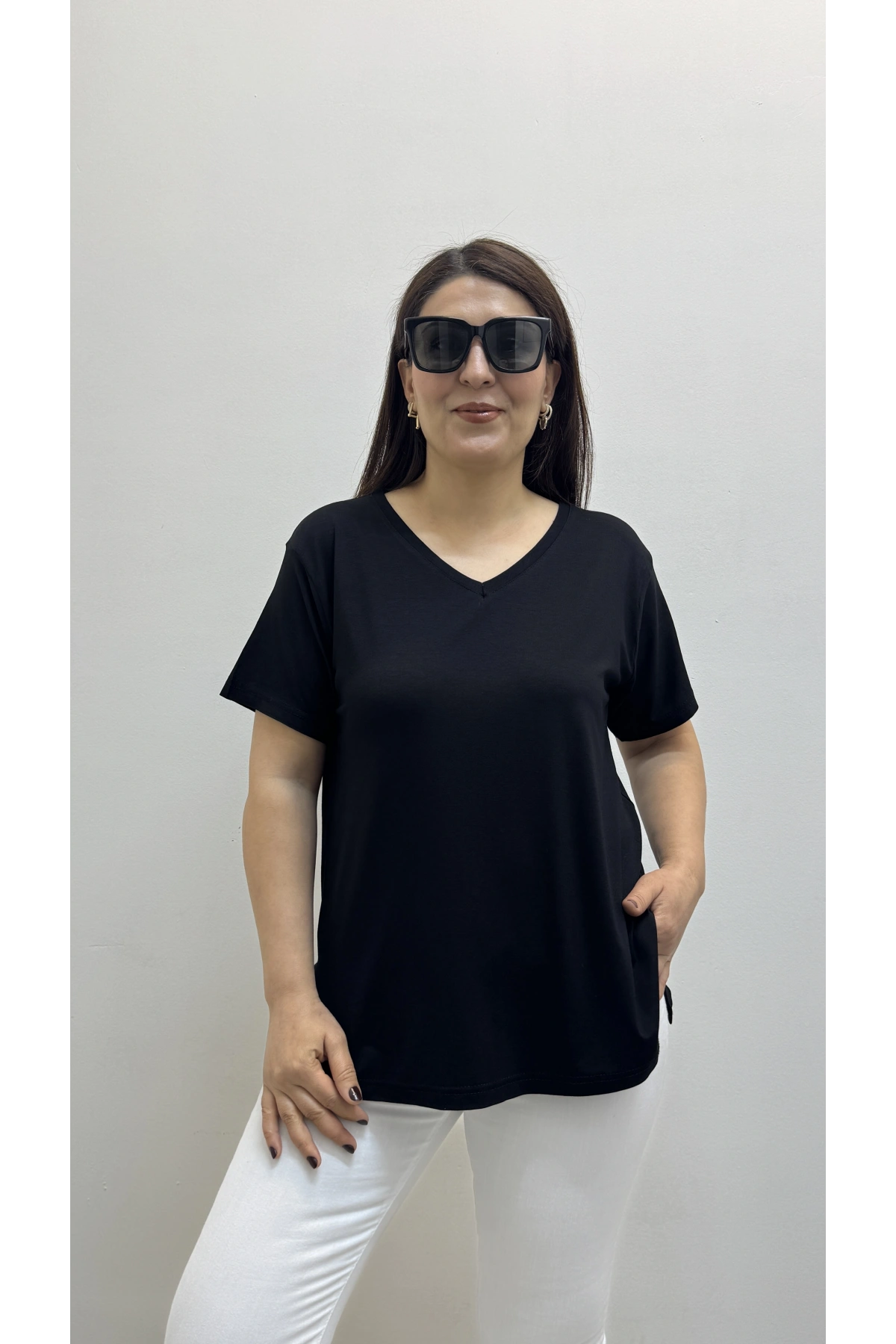 İki Yandan Yırtmaçlı V Yaka Siyah Basic Tişört