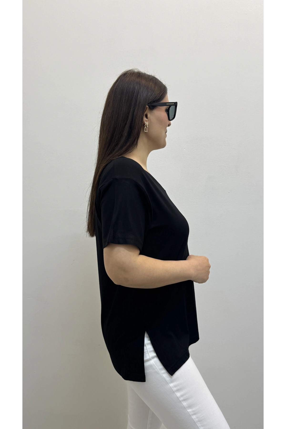 İki Yandan Yırtmaçlı V Yaka Siyah Basic Tişört