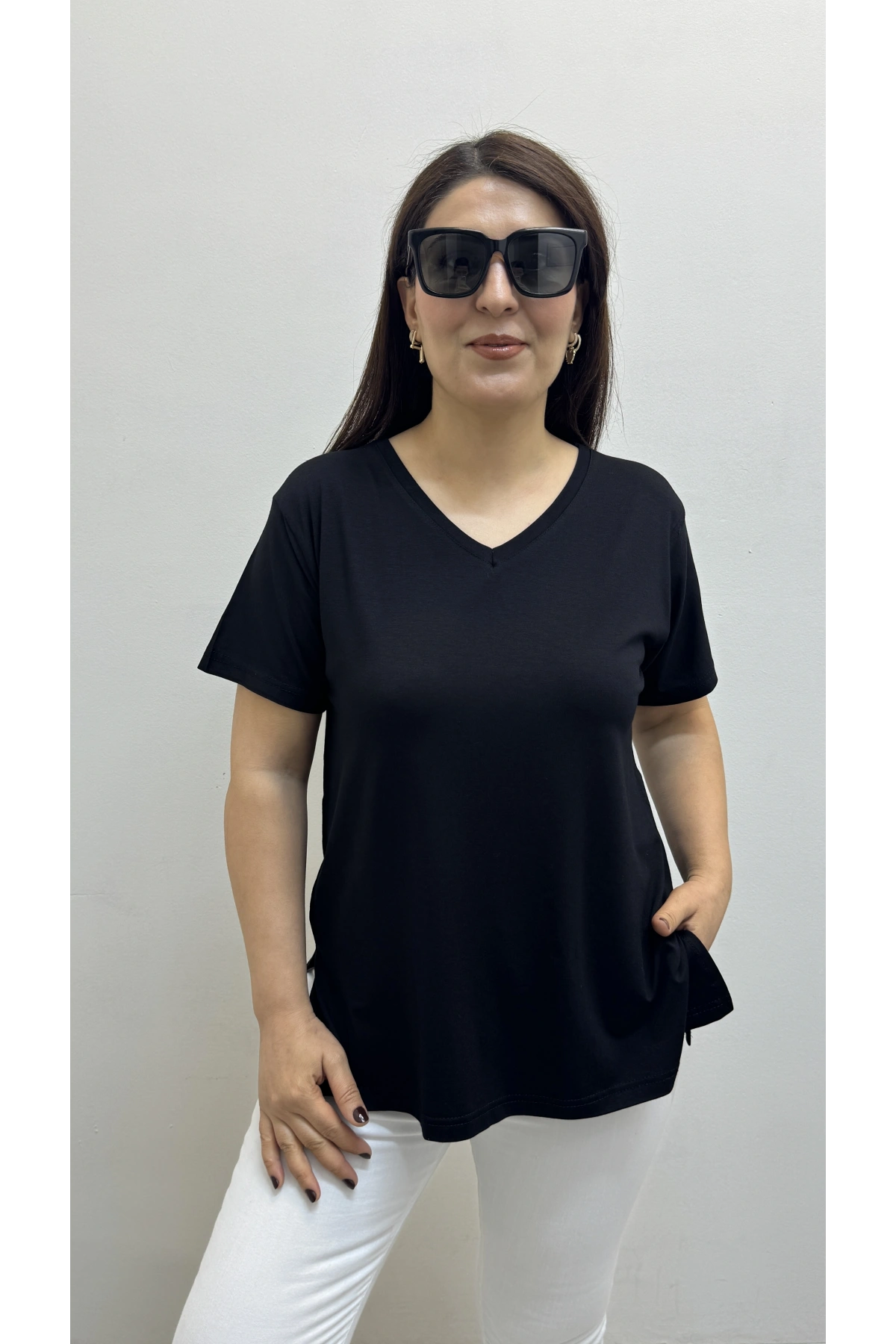 İki Yandan Yırtmaçlı V Yaka Siyah Basic Tişört