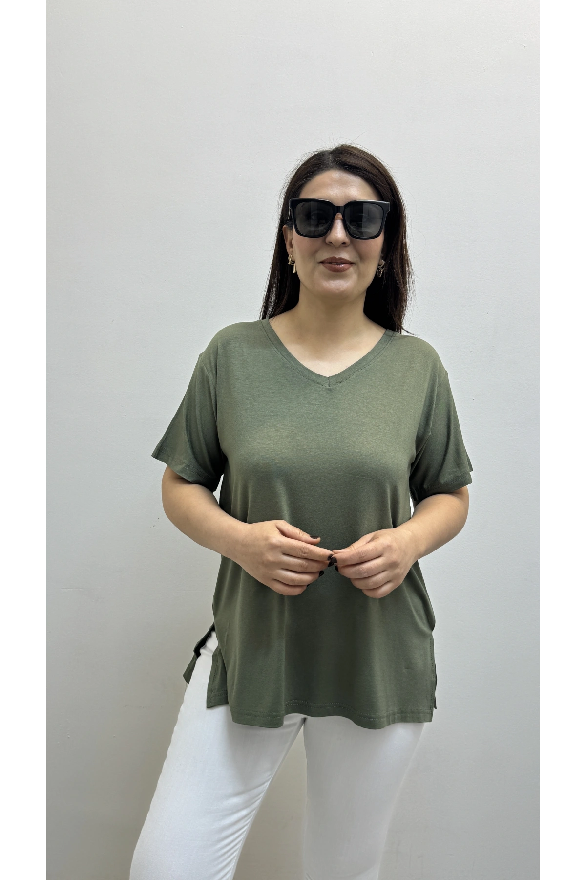 İki Yandan Yırtmaçlı V Yaka Haki Yeşil Basic Tişört