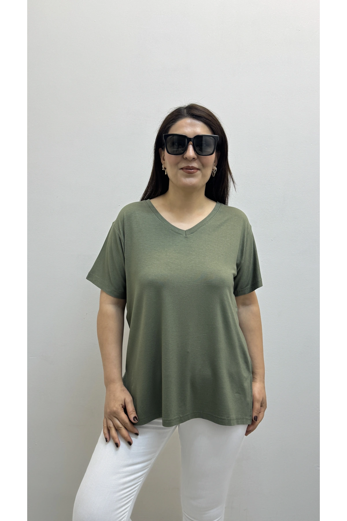 İki Yandan Yırtmaçlı V Yaka Haki Yeşil Basic Tişört