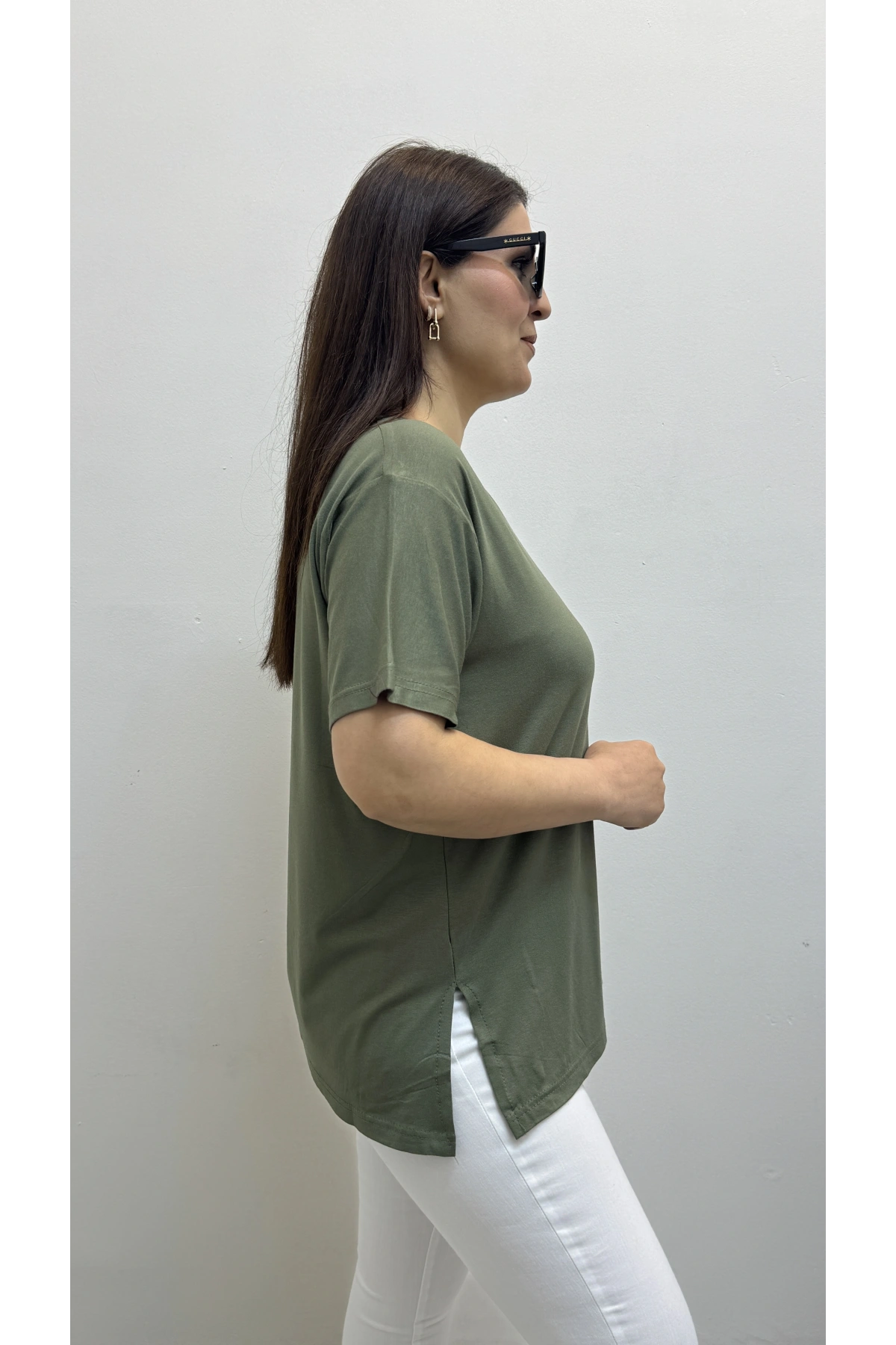 İki Yandan Yırtmaçlı V Yaka Haki Yeşil Basic Tişört