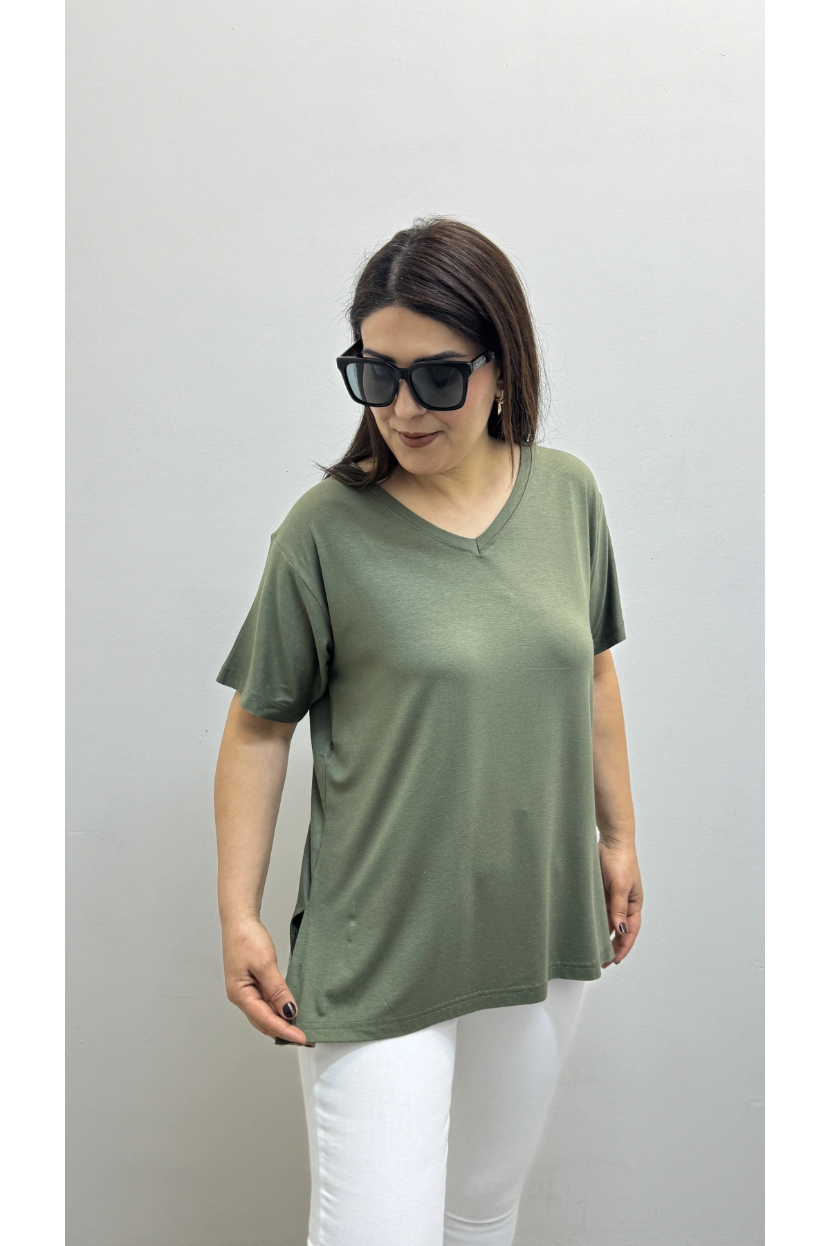 İki Yandan Yırtmaçlı V Yaka Haki Yeşil Basic Tişört