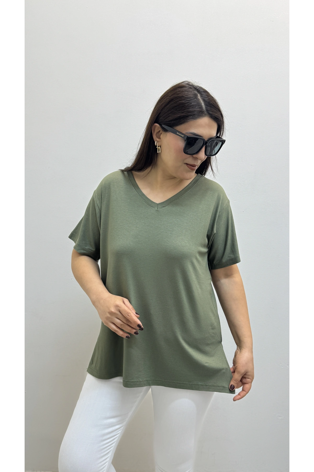 İki Yandan Yırtmaçlı V Yaka Haki Yeşil Basic Tişört