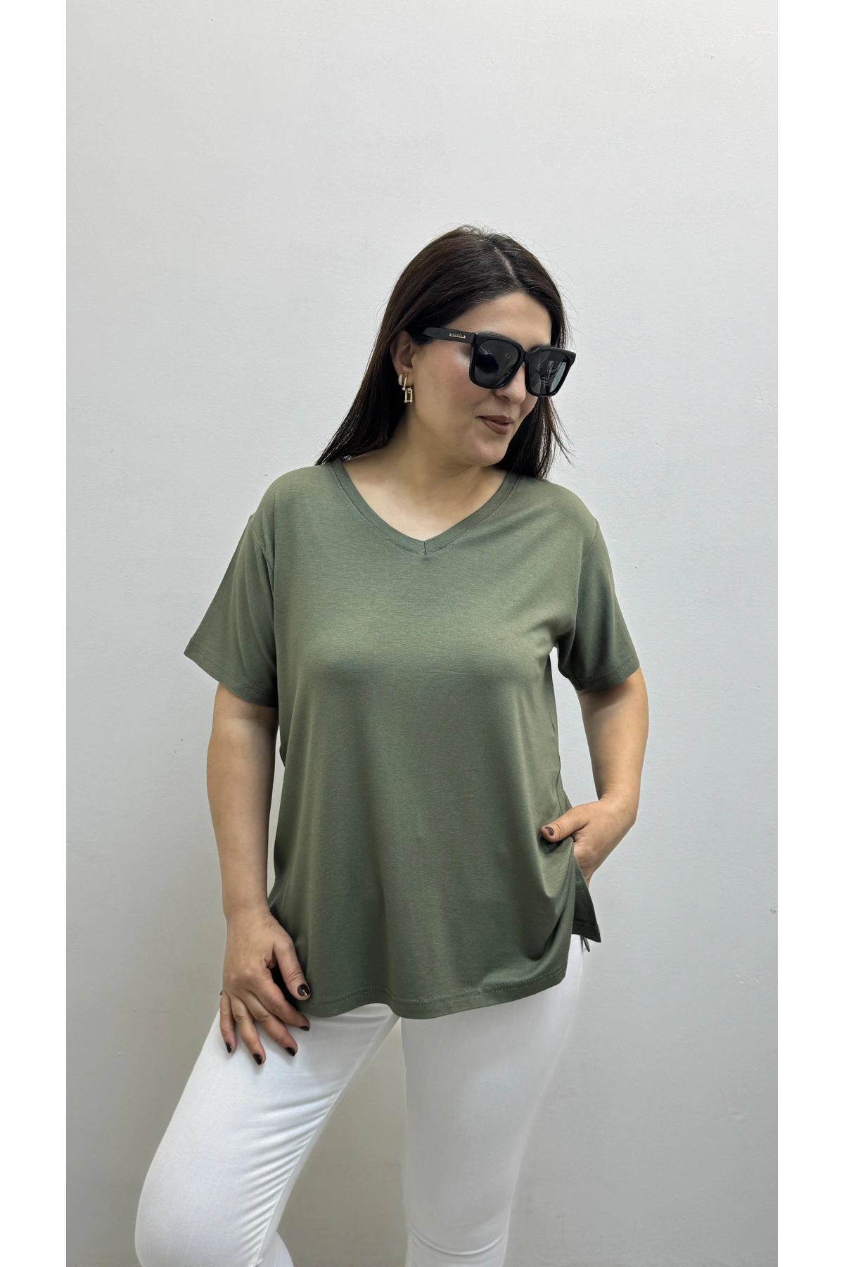 İki Yandan Yırtmaçlı V Yaka Haki Yeşil Basic Tişört