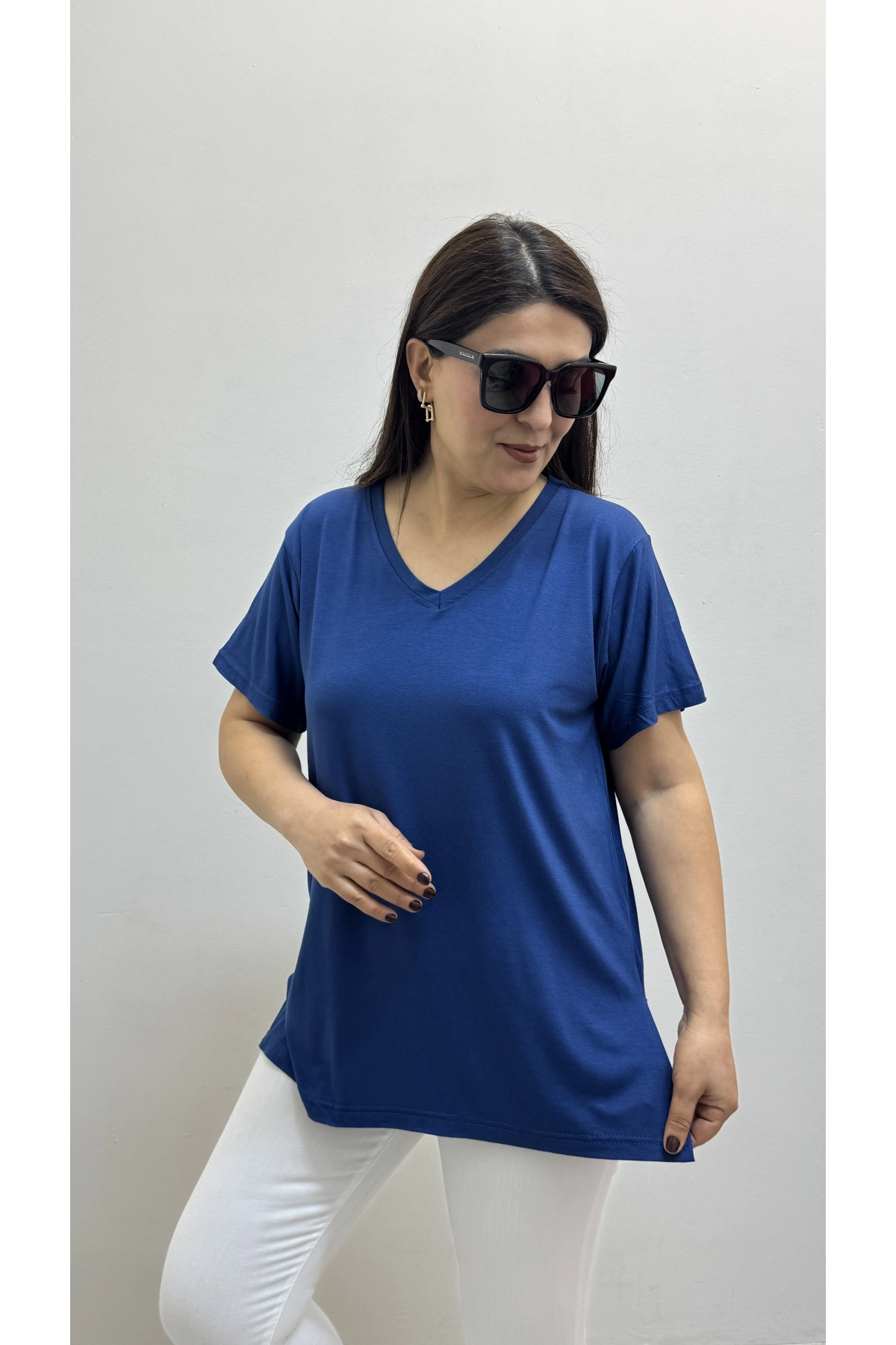 İki Yandan Yırtmaçlı V Yaka İndigo Mavi Basic Tişört