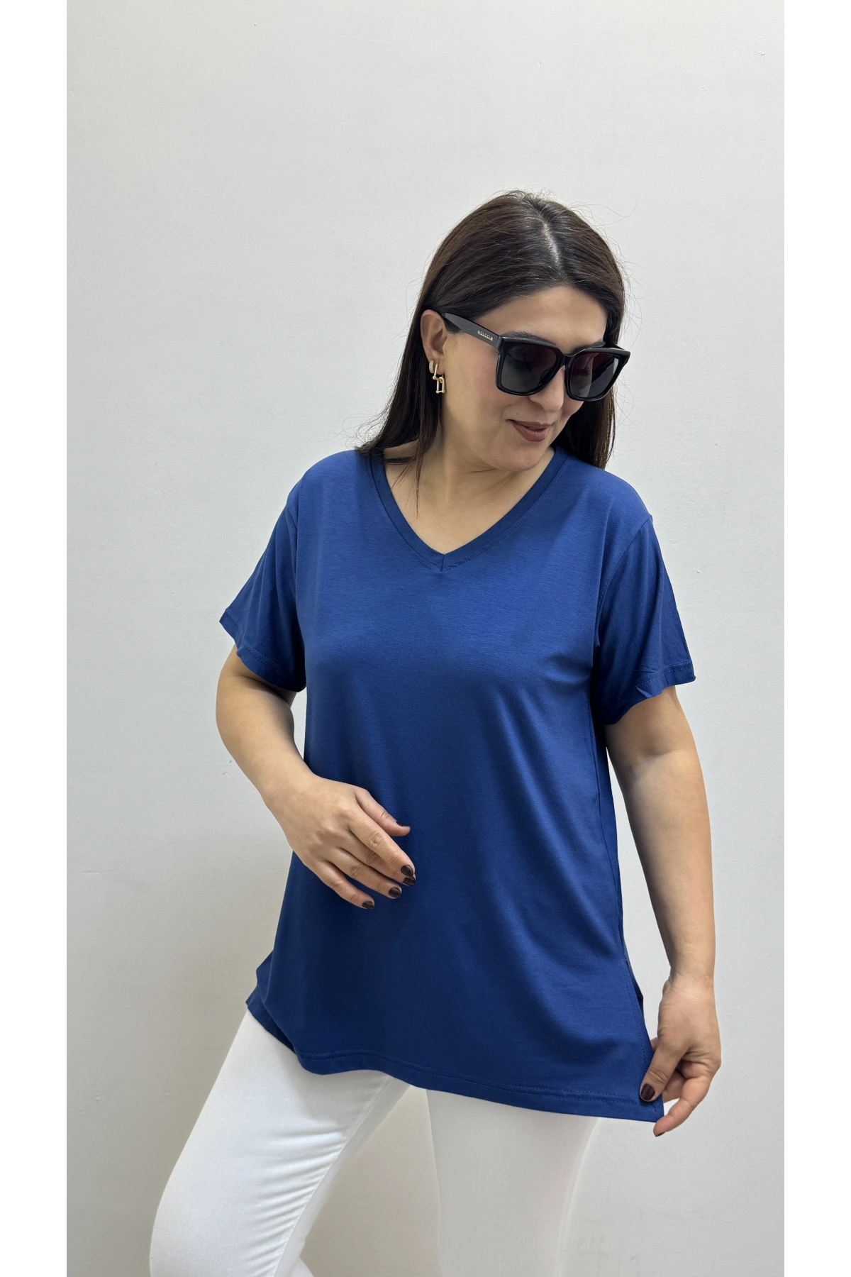 İki Yandan Yırtmaçlı V Yaka İndigo Mavi Basic Tişört