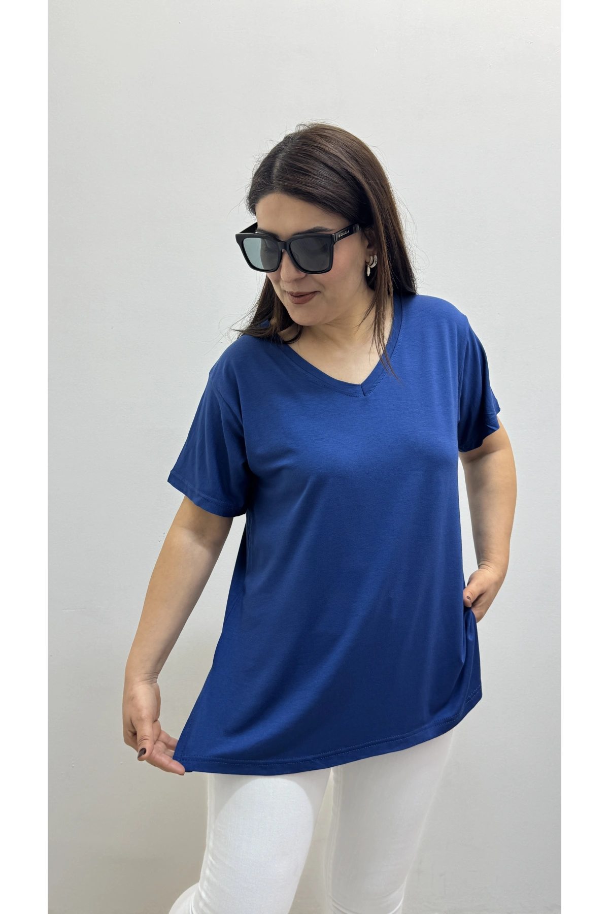 İki Yandan Yırtmaçlı V Yaka İndigo Mavi Basic Tişört