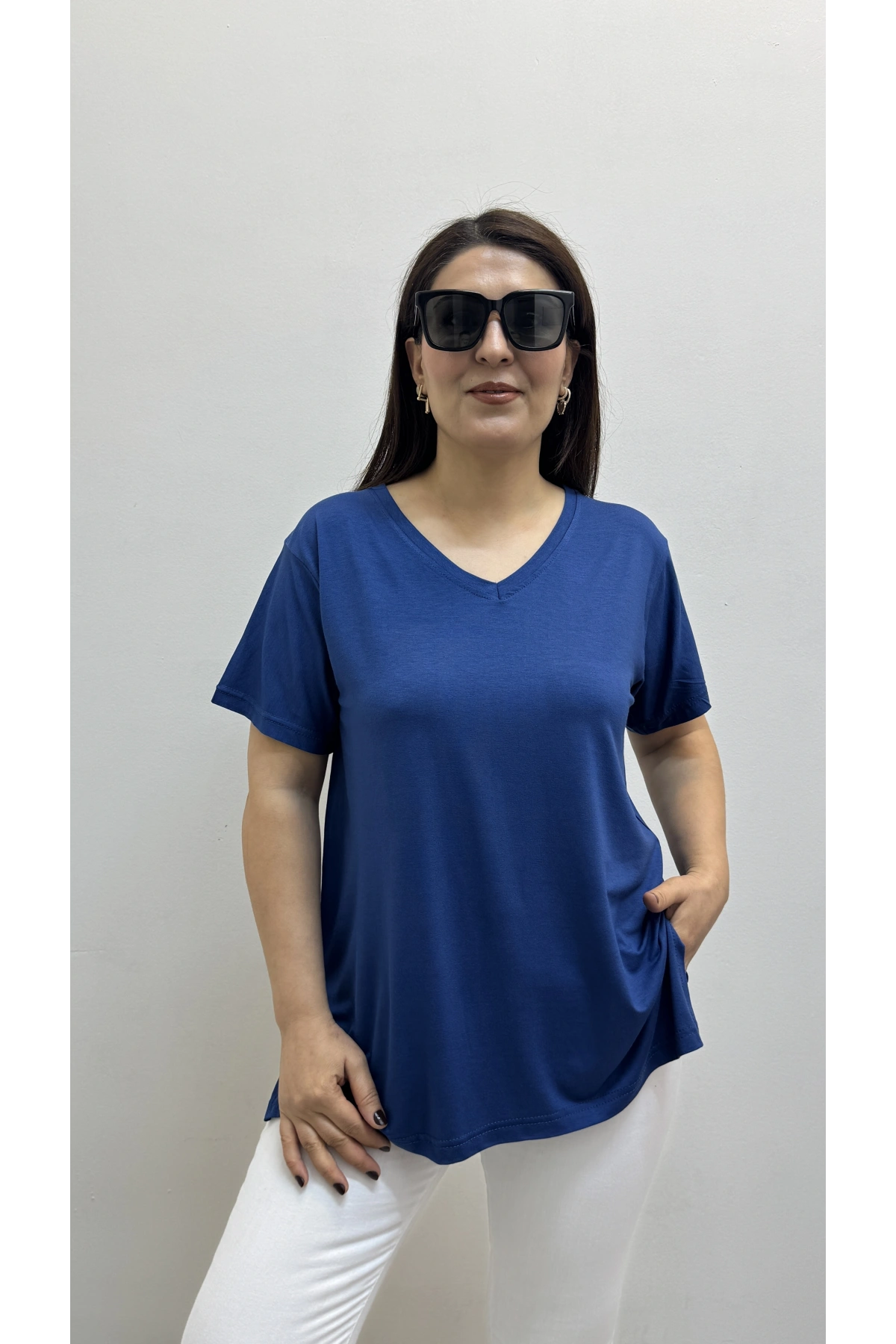 İki Yandan Yırtmaçlı V Yaka İndigo Mavi Basic Tişört