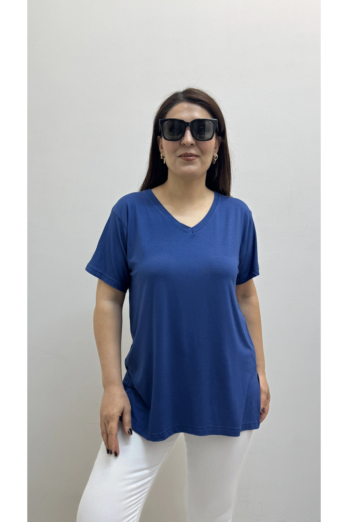 İki Yandan Yırtmaçlı V Yaka İndigo Mavi Basic Tişört